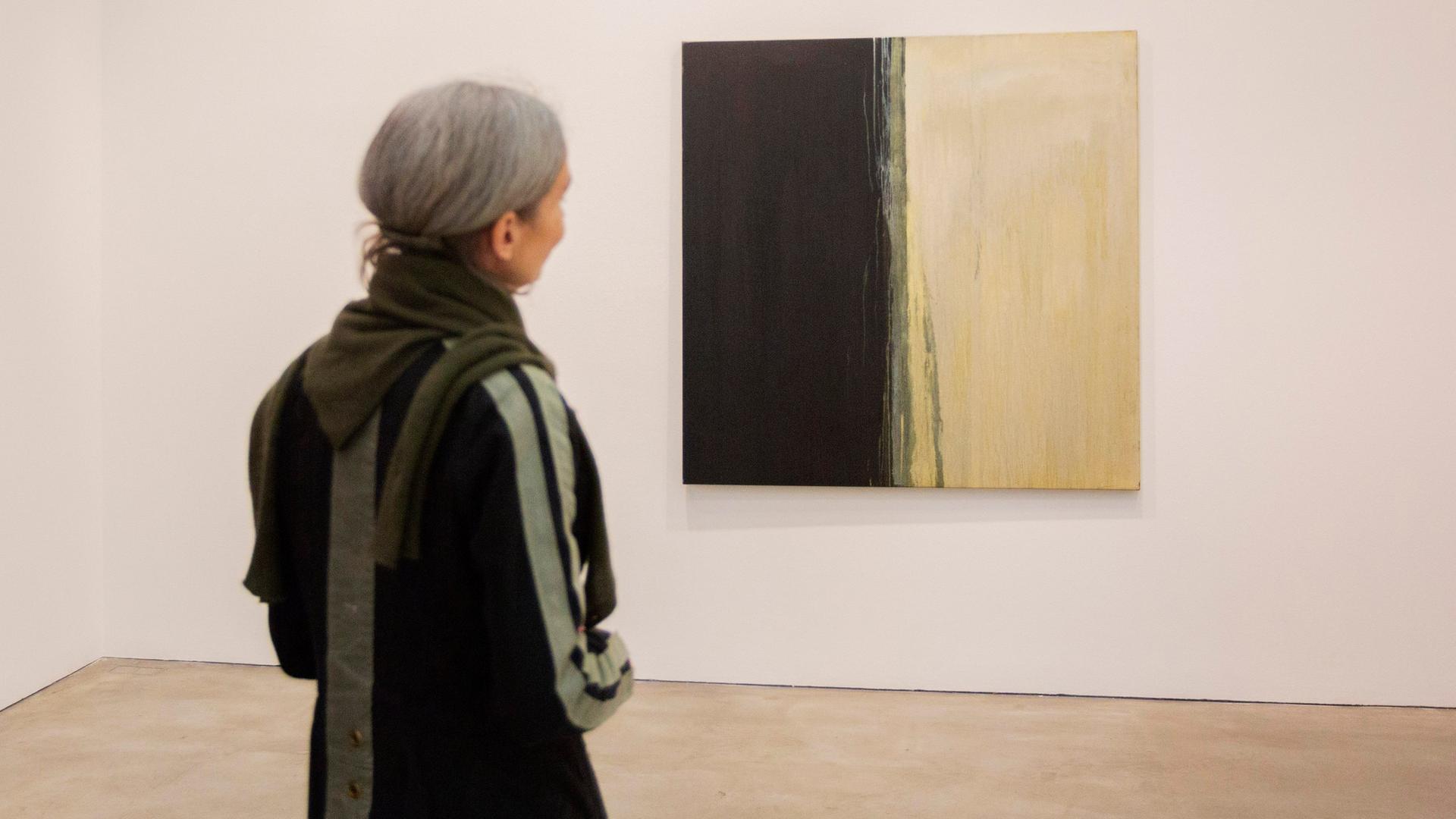 Eine Besucherin vor einem Bild der US-amerikanischen Künstlerin Pat Steir in der Galerie Thomas Schulte in Berlin.
Eine Besucherin vor einem Bild der US-amerikanischen Künstlerin Pat Steir in der Galerie Thomas Schulte in Berlin.