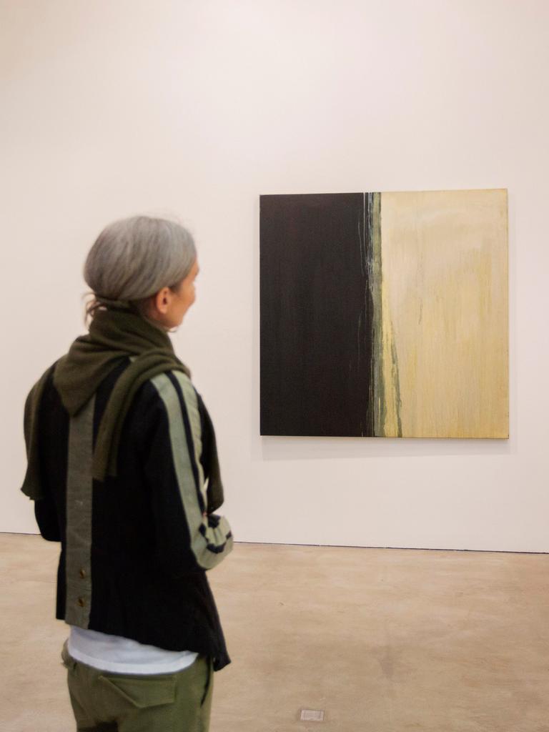 Eine Besucherin vor einem Bild der US-amerikanischen Künstlerin Pat Steir in der Galerie Thomas Schulte in Berlin.
