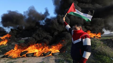 Palästinenser verbrennen Reifen während eines Protestes gegen die Tötung von neun Palästinensern bei einer israelischen Razzia in Dschenin.