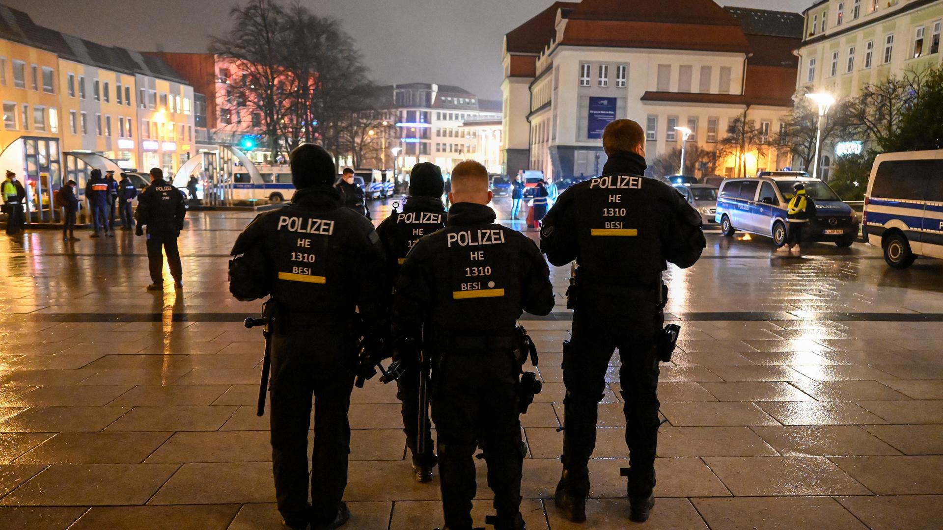 Polizisten stehen in Bautzen auf dem Kornmarkt.
