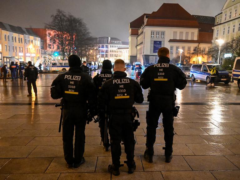 Polizisten stehen in Bautzen auf dem Kornmarkt.