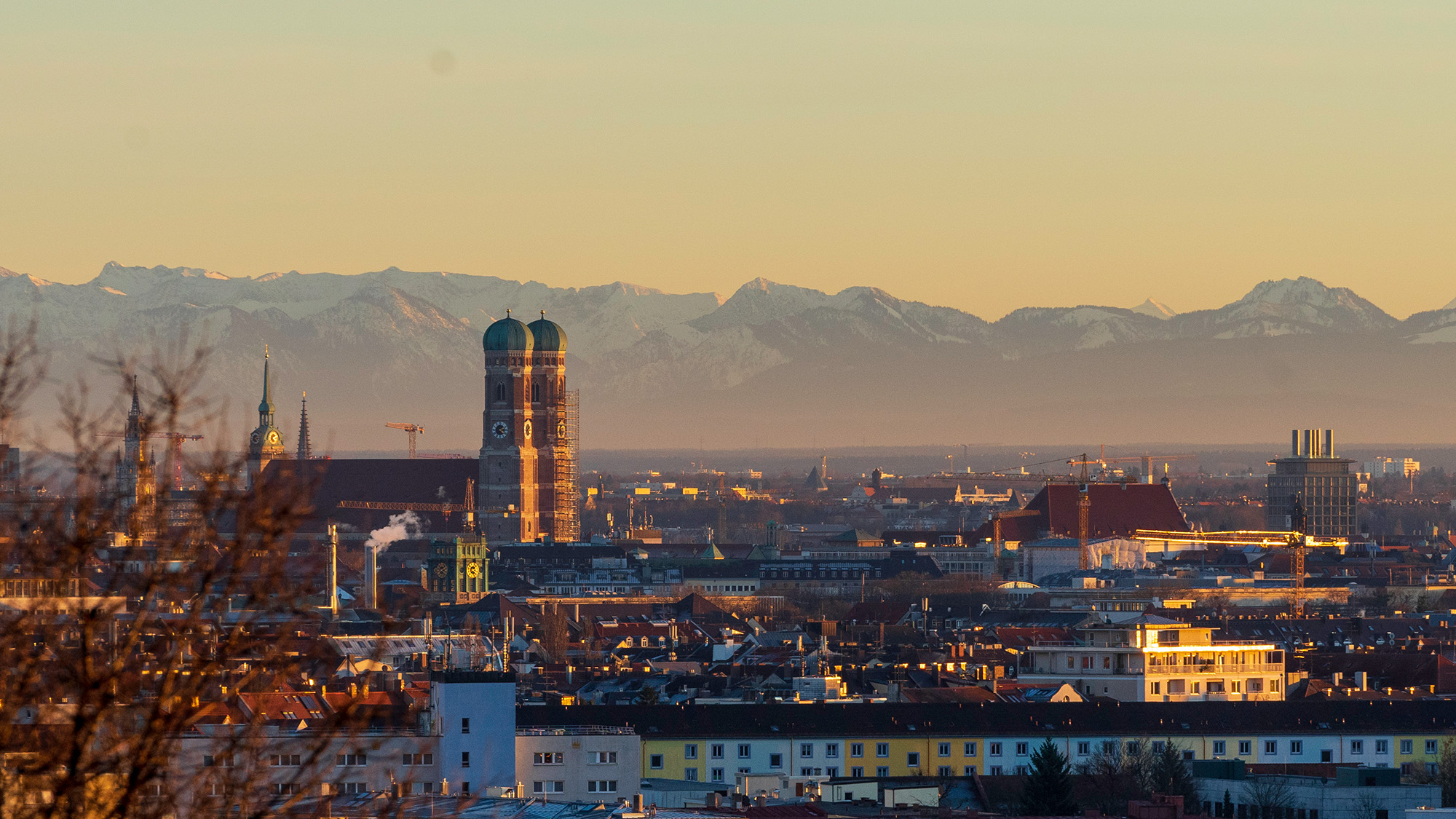 Sonnenaufgang über Stadt