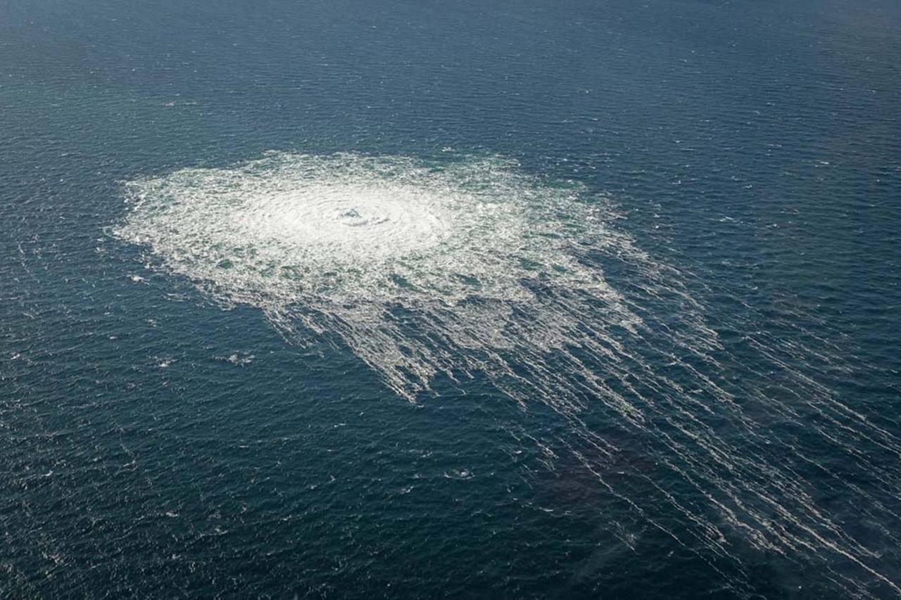 Die Lufaufnahme zeigt viele Blasen, die aus dem Wasser aufsteigen. Die Lufaufnahme zeigt viele Blasen, die aus dem Wasser aufsteigen.