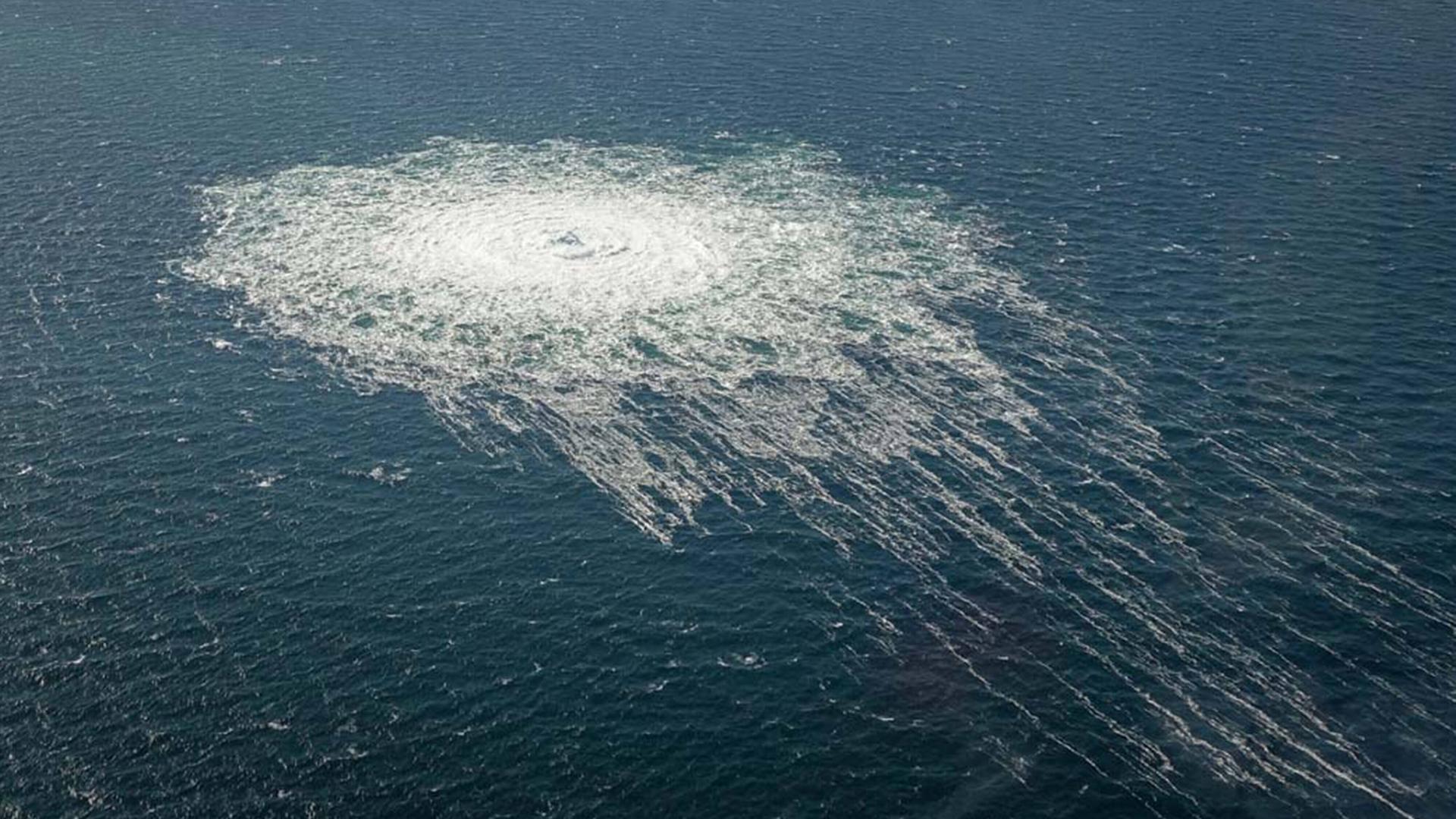 Die Lufaufnahme zeigt viele Blasen, die aus dem Wasser aufsteigen. Die Lufaufnahme zeigt viele Blasen, die aus dem Wasser aufsteigen.