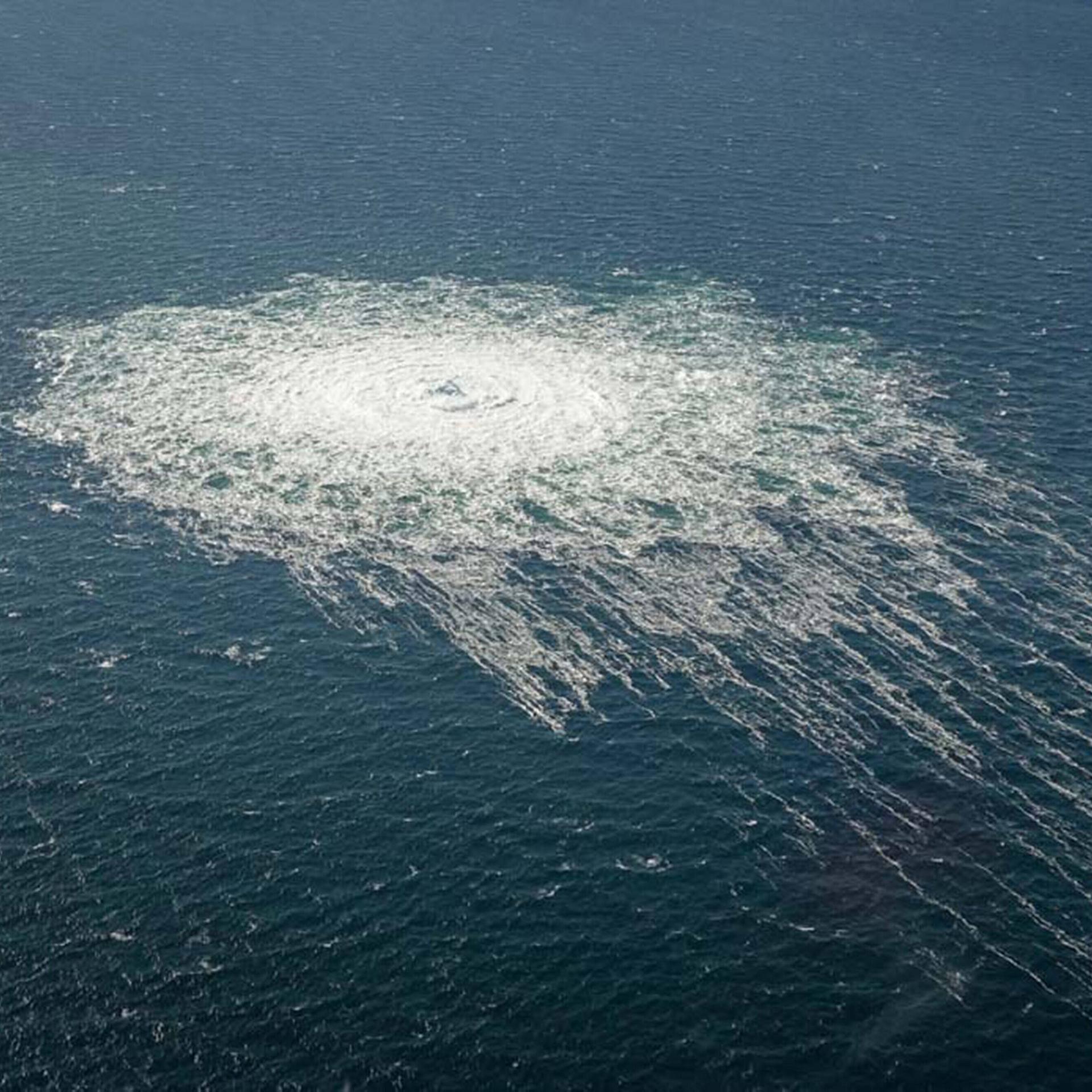 Die Lufaufnahme zeigt viele Blasen, die aus dem Wasser aufsteigen. Die Lufaufnahme zeigt viele Blasen, die aus dem Wasser aufsteigen.