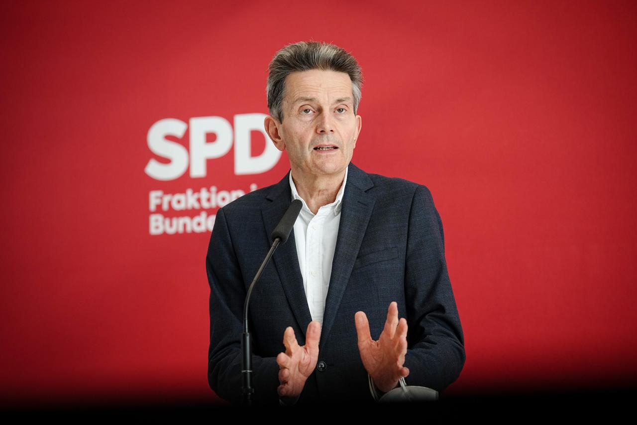 Rolf Mützenich, Vorsitzender der SPD-Bundestagsfraktion steht am Rednerpult und gibt ein Pressestatement ab.