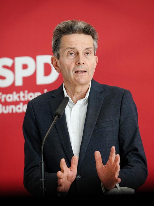 Rolf Mützenich, Vorsitzender der SPD-Bundestagsfraktion, gibt ein Pressestatement zu Beginn der Bundestagsfraktionssitzung seiner Partei.