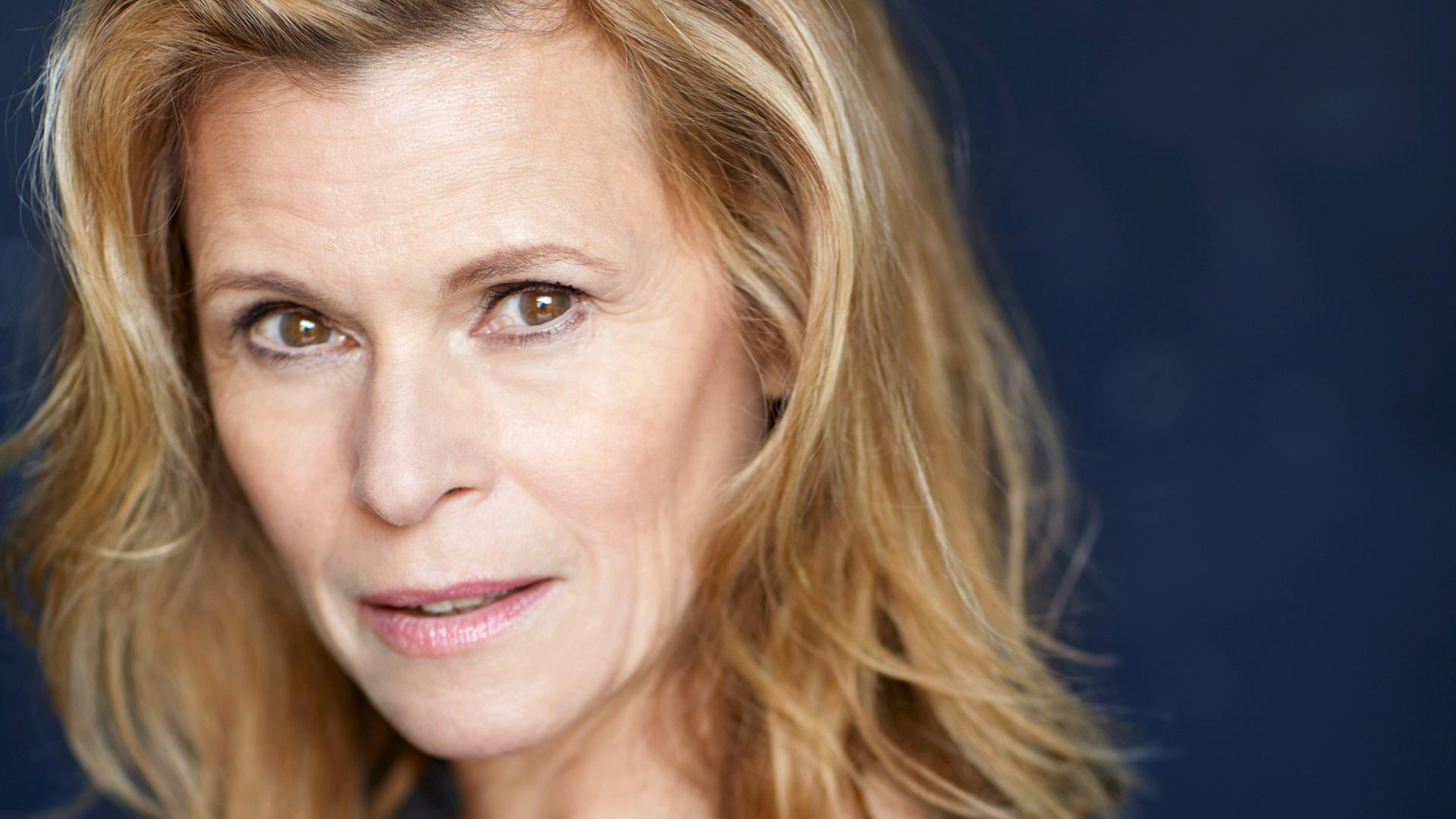 Porträt der Schauspielerin Leslie Malton: Nahaufnahme mit langen blonden Haaren. Porträt der Schauspielerin Leslie Malton: Nahaufnahme mit langen blonden Haaren.