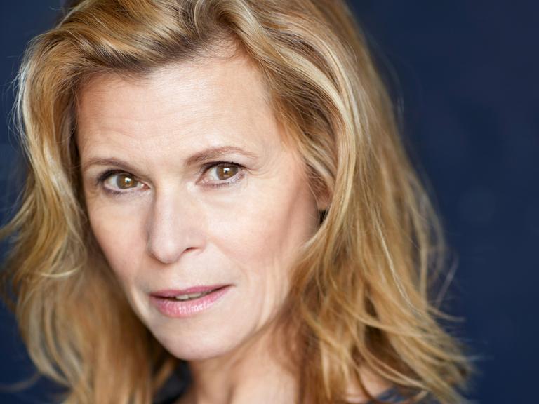 Porträt der Schauspielerin Leslie Malton: Nahaufnahme mit langen blonden Haaren.