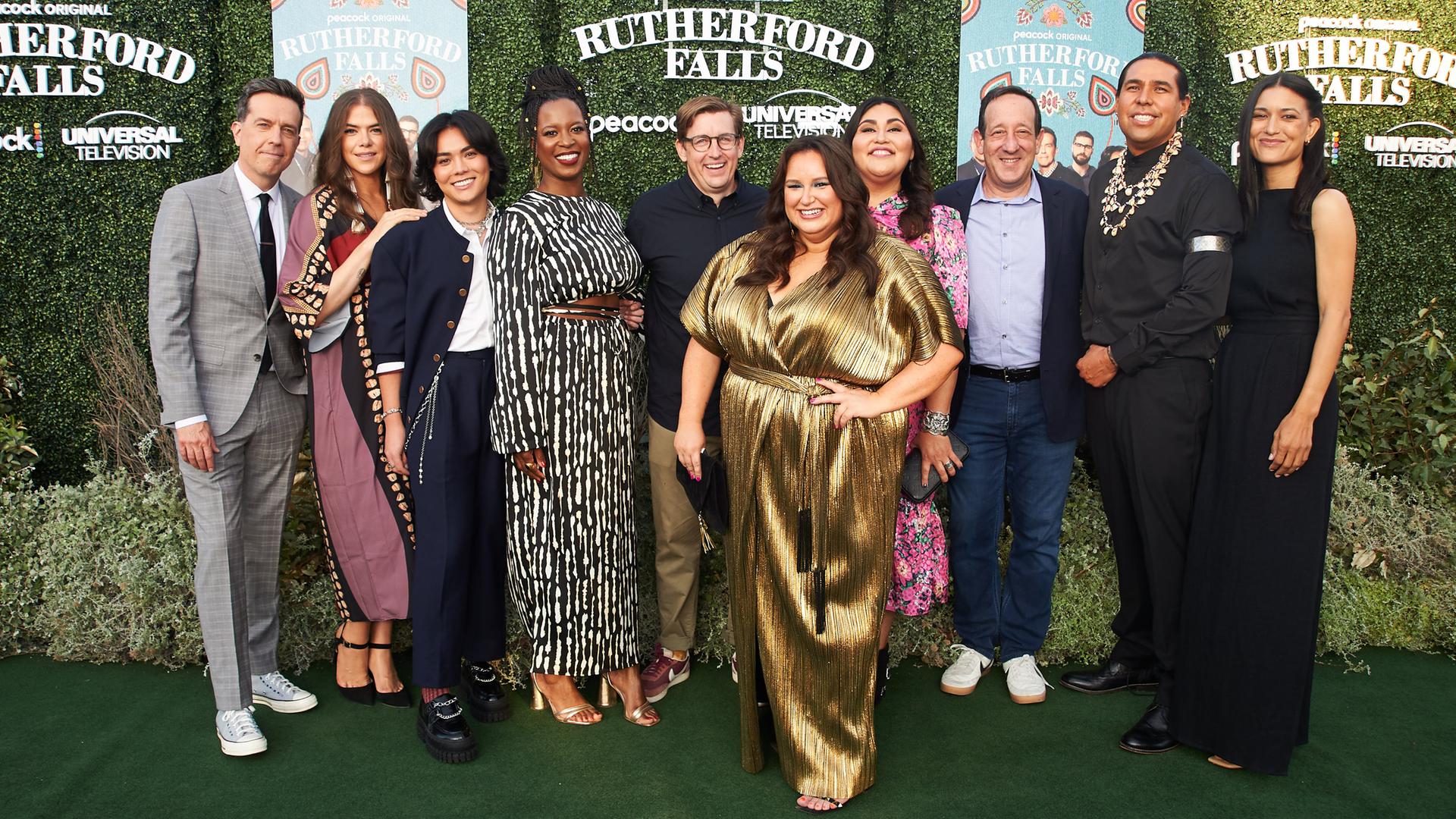 Die Schauspieler aus der 2. Staffel der Serie "Rutherford Falls" bei der Premierenveranstaltung in Los Angeles. Die Schauspieler aus der 2. Staffel der Serie "Rutherford Falls" bei der Premierenveranstaltung in Los Angeles.