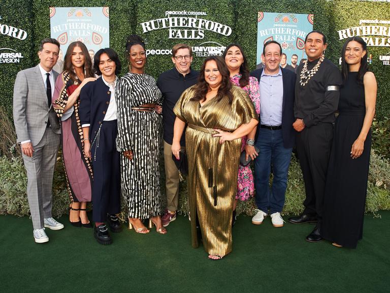 Die Schauspieler aus der 2. Staffel der Serie "Rutherford Falls" bei der Premierenveranstaltung in Los Angeles.
