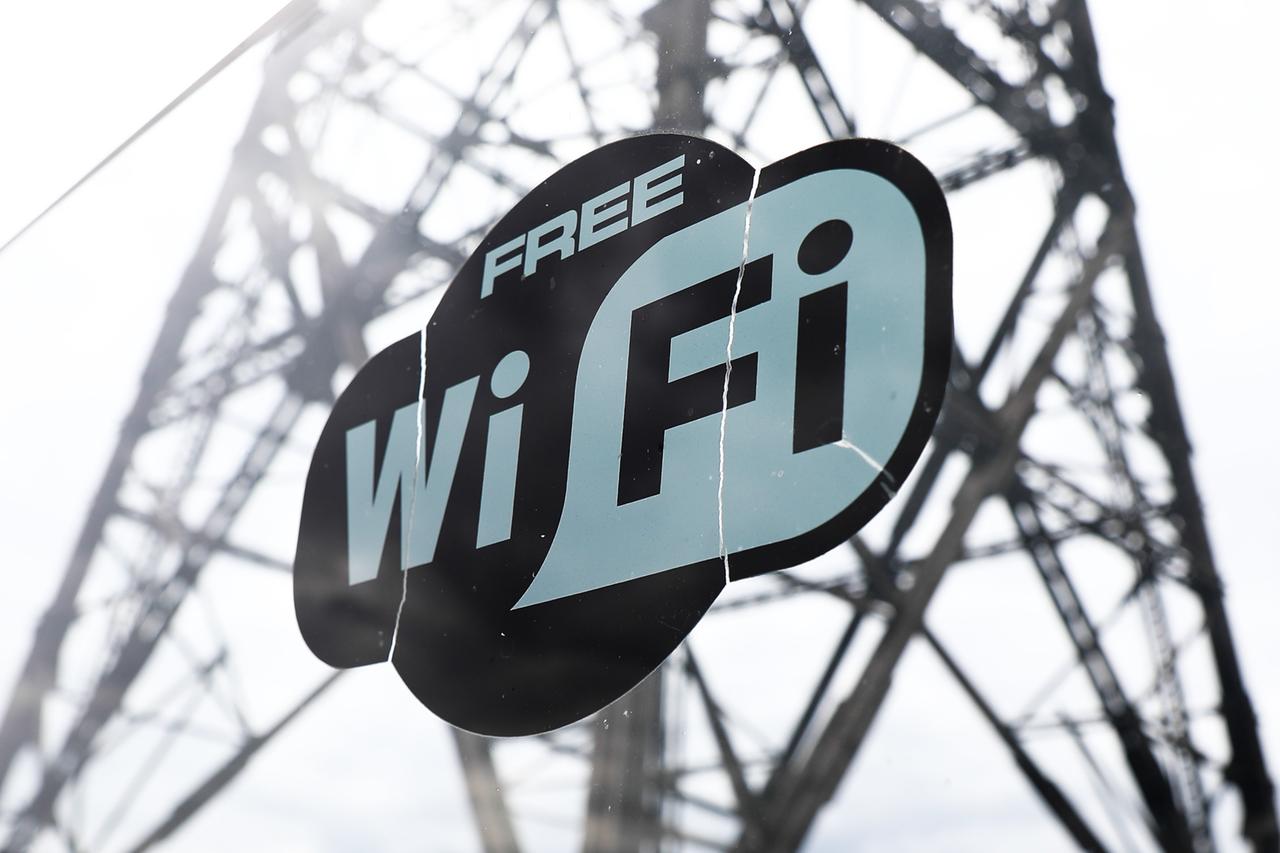 Ein Schild mit der Aufschrift "Free Wi-Fi"