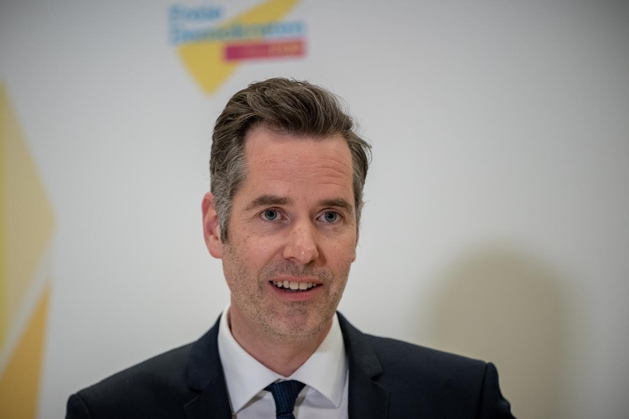 Zu sehen ist der FDP-Politiker Dürr - im Hintergrund ein Logo der Partei. Zu sehen ist der FDP-Politiker Dürr - im Hintergrund ein Logo der Partei.