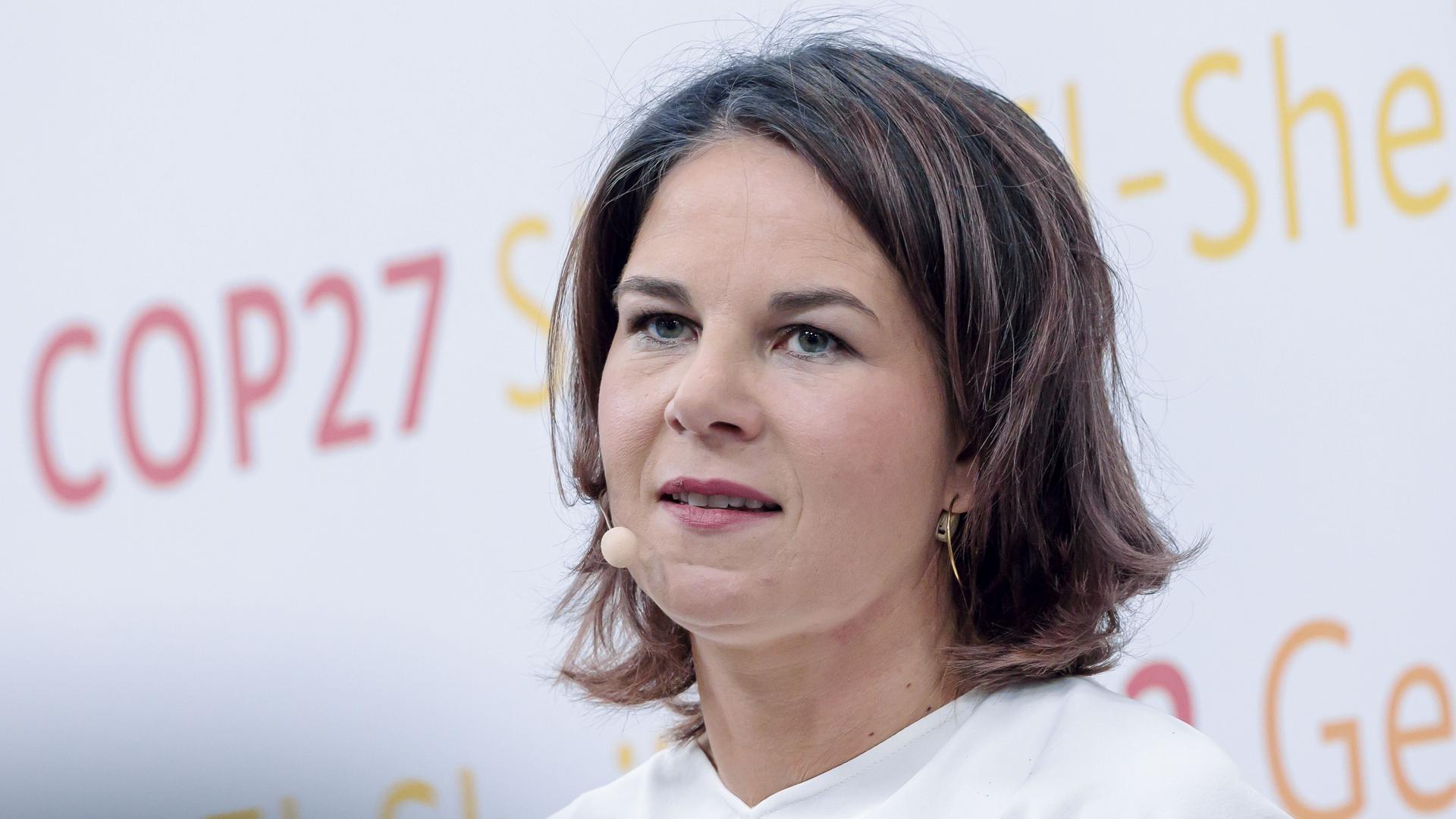 Die deutsche Außen-Ministerin Annalena Baerbock bei der Welt-Klima-Konferenz in dem Land Ägypten. Die deutsche Außen-Ministerin Annalena Baerbock bei der Welt-Klima-Konferenz in dem Land Ägypten.