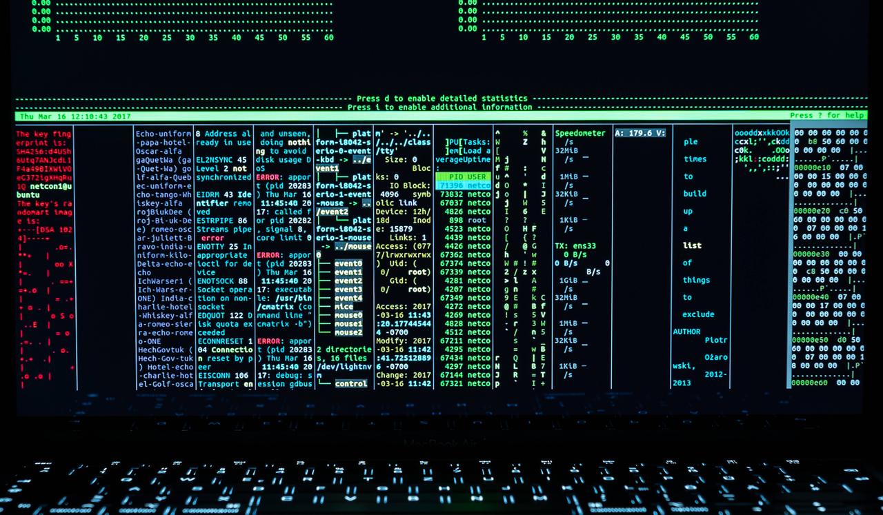 Auf einem Laptop-Bildschirm ist eine Hackersoftware zu sehen.