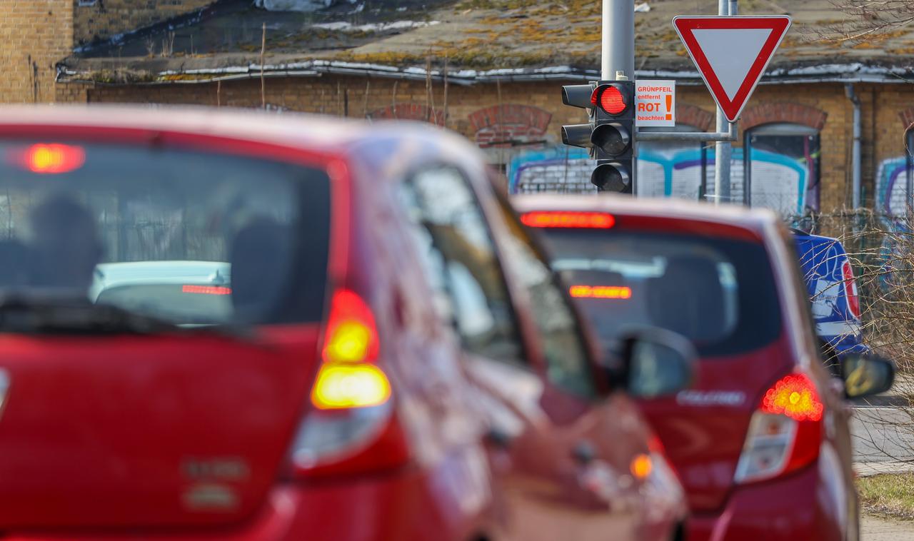 Stehende Autos vor roter Ampel in Leipzig Stehende Autos vor roter Ampel in Leipzig