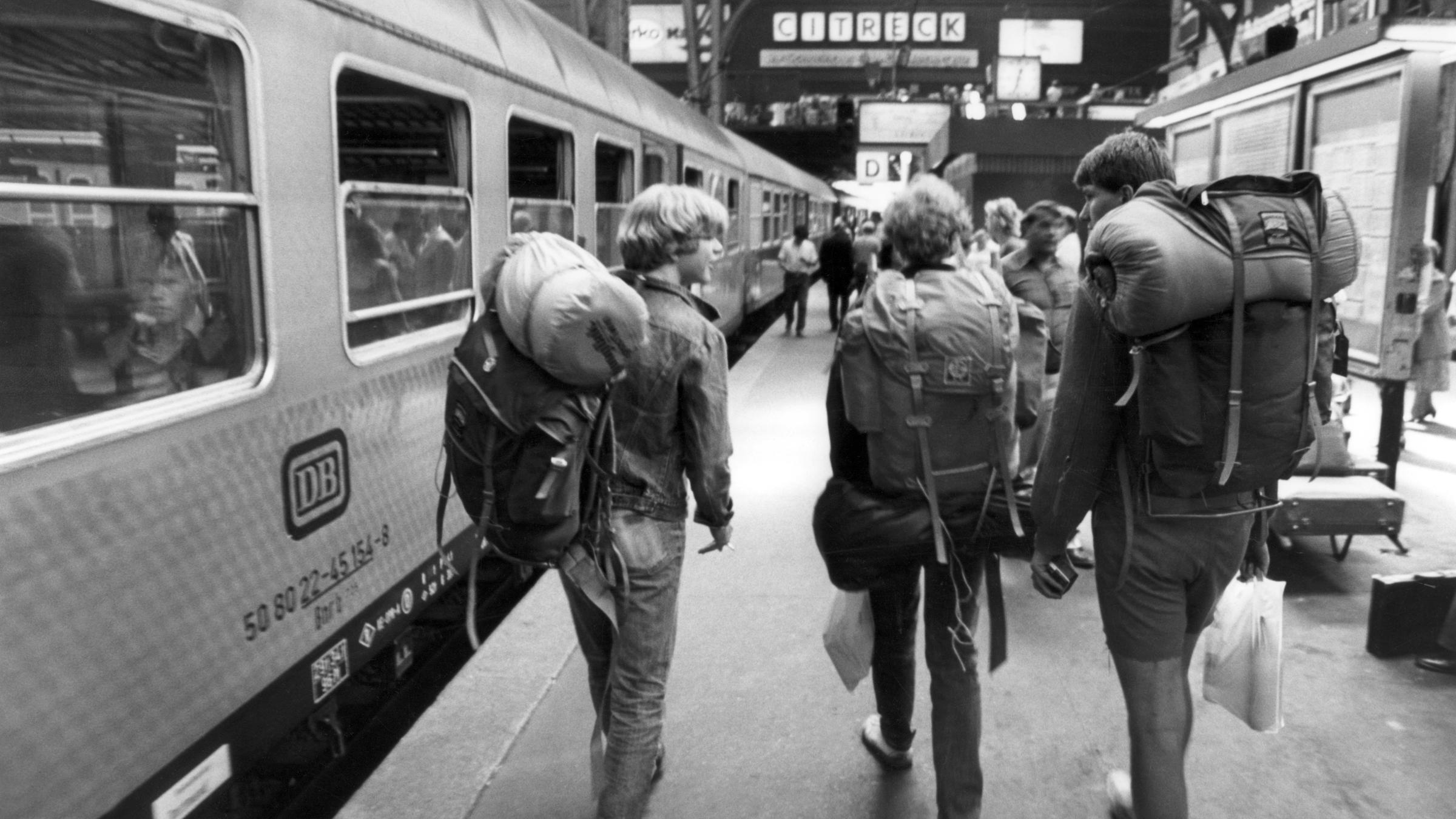 Jugendliche mit Rucksäcken auf einem Bahnsteig im Hamburger Hauptbahnhof am 1982.