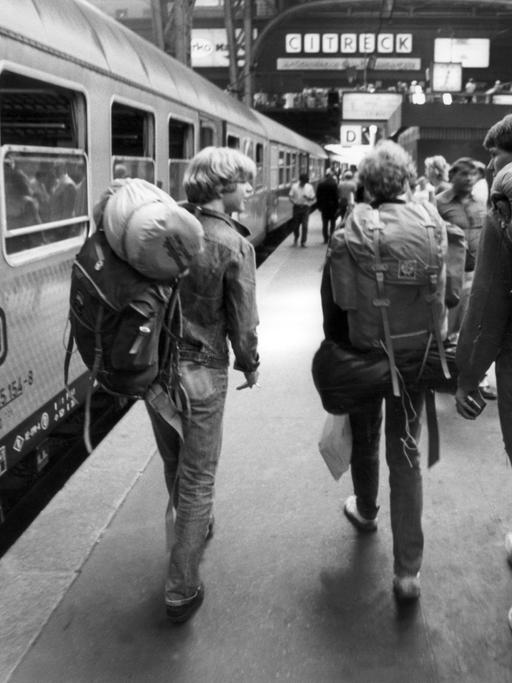 Jugendliche mit Rucksäcken auf einem Bahnsteig im Hamburger Hauptbahnhof im Jahr 1982.