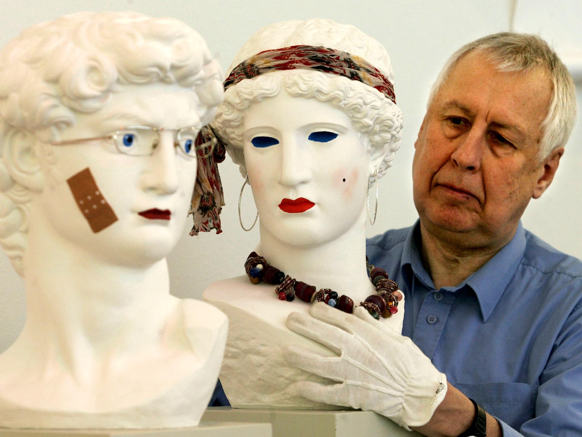 Hans-Peter Feldmann mit modisch veränderten Kopien antiker Köpfe in der Antikensammlung der Kunsthalle in Kiel