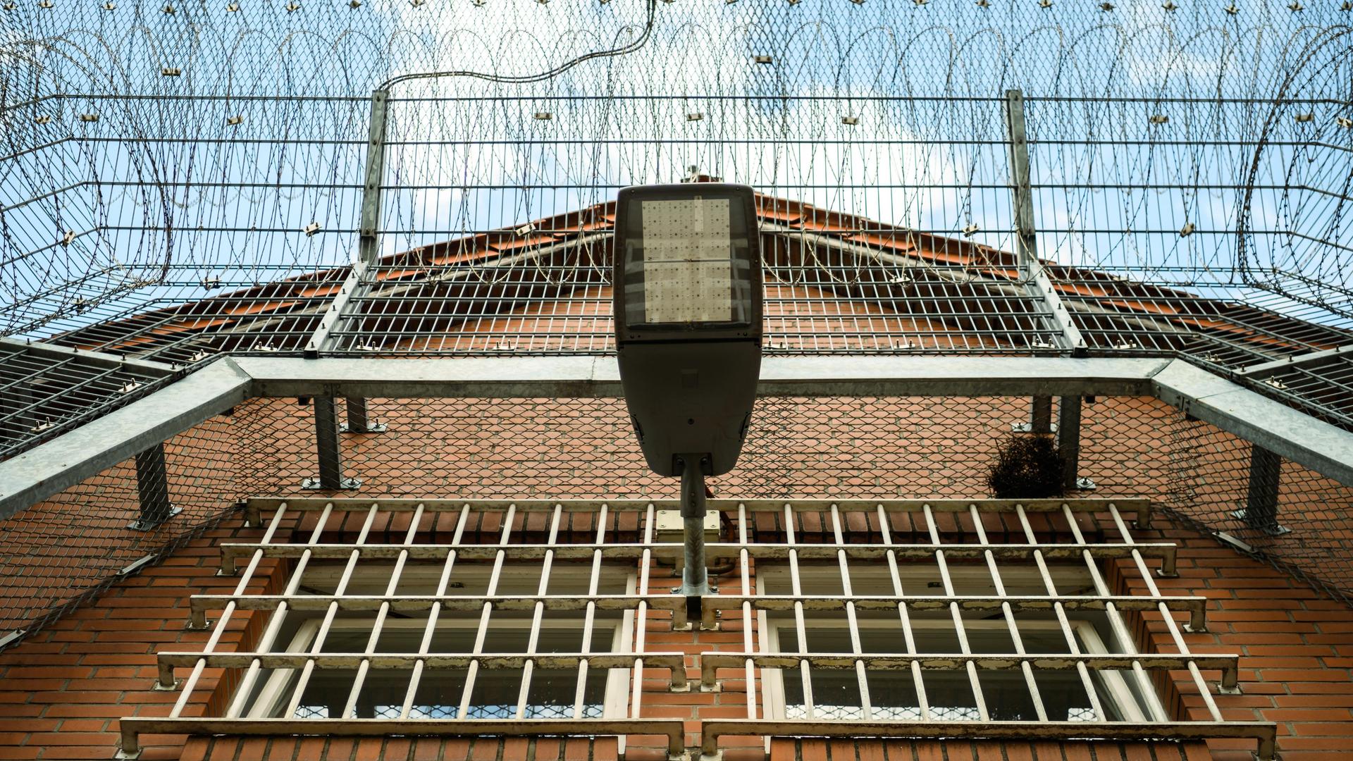 Ein Blick auf die Justizvollzugsanstalt Lingen mit vergitterten Fenstern.
