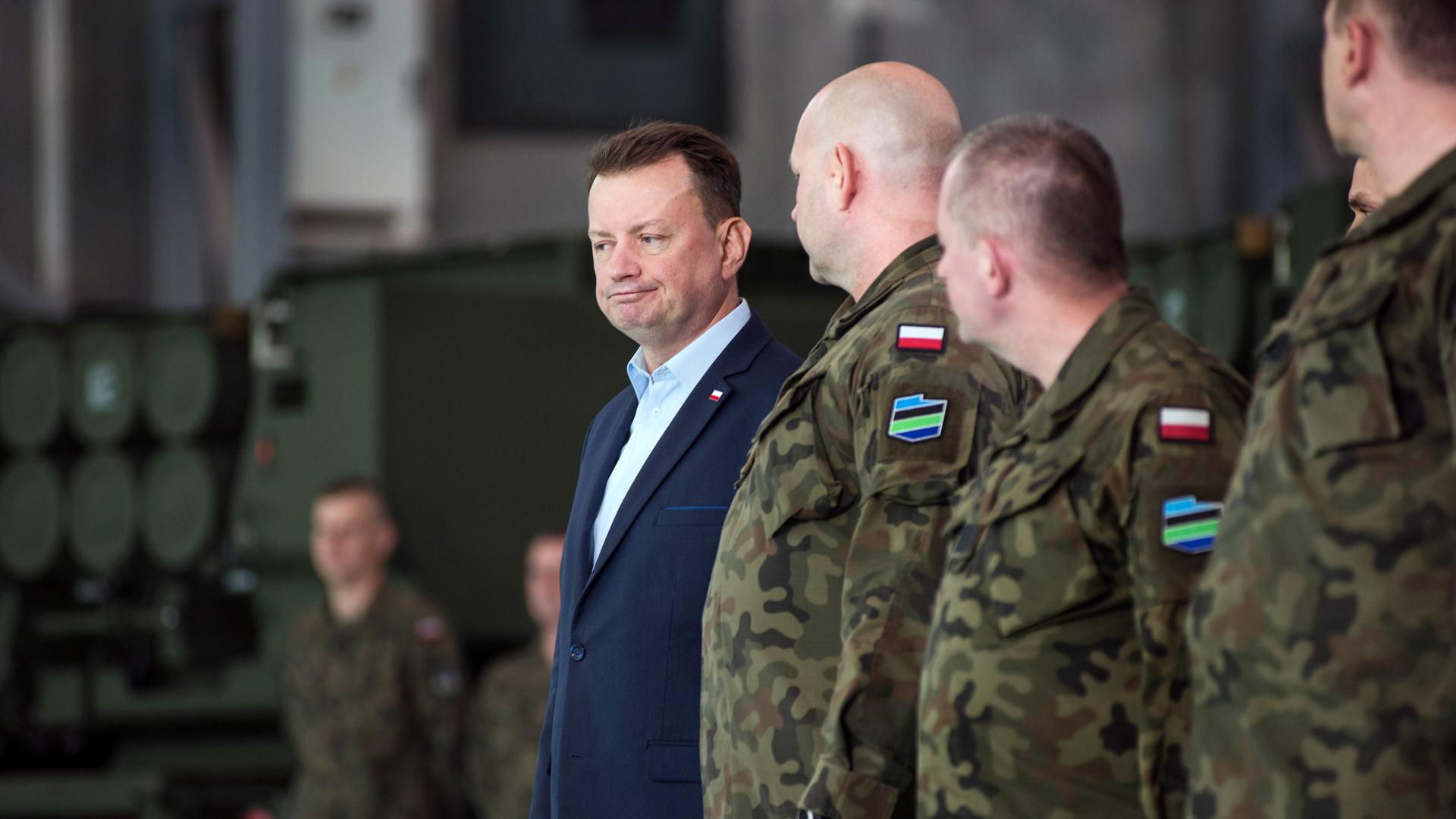 Polens Verteidigungsminister Mariusz Blaszczak während einer Zeremonie auf der Warschauer Flugbasis bei Lieferung der ersten amerikanischen Raketenwerfer HIMARS, die an der russisch-polnischen Grenze platziert werden sollen. Polens Verteidigungsminister Mariusz Blaszczak während einer Zeremonie auf der Warschauer Flugbasis bei Lieferung der ersten amerikanischen Raketenwerfer HIMARS, die an der russisch-polnischen Grenze platziert werden sollen.