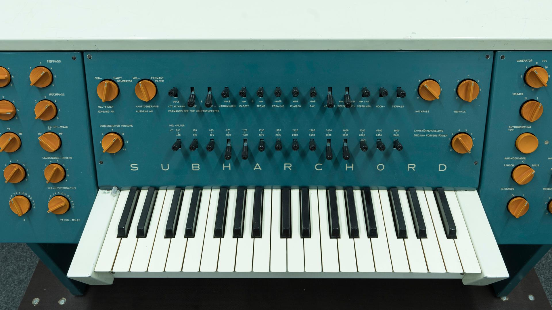 Detailaufnahme des Subharchords mit Knopfreglern und einem Tastenmanual Detailaufnahme des Subharchords mit Knopfreglern und einem Tastenmanual