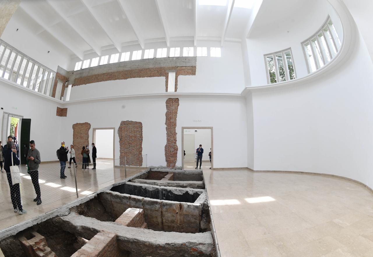 Der Innenraum des deutschen Pavillons mit geöffnetem Boden und Wandteilen ohne Putz Der Innenraum des deutschen Pavillons mit geöffnetem Boden und Wandteilen ohne Putz