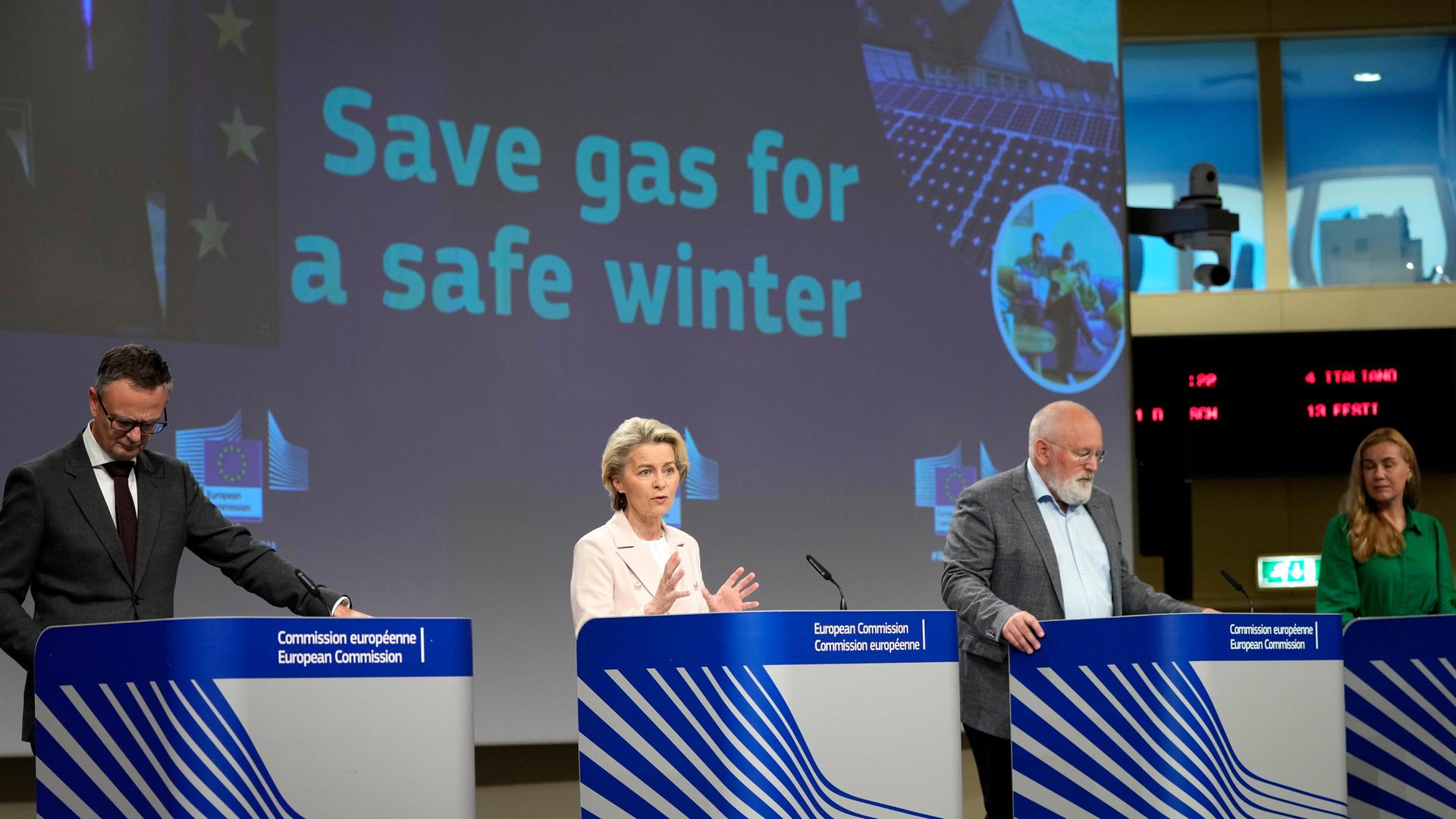 Belgien, Brüssel: Ursula von der Leyen (2.v.l), Präsidentin der Europäischen Kommission, Frans Timmermans (2.v.r), EU-Kommissar für den Europäischen Green Deal, Kadri Simson (r), EU-Kommissarin für Energie, und Eric Mamer, Sprecher der EU-Kommission