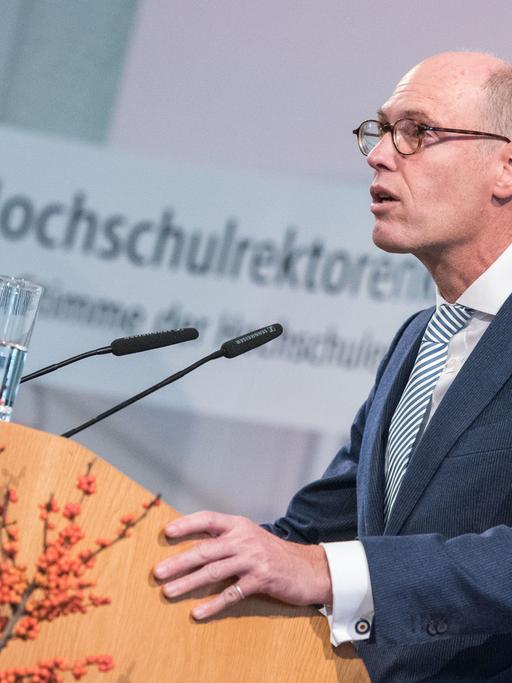 Peter-Andre Alt, Präsident der Hochschulrektorenkonferenz, spricht in der Universität Hamburg während der Jahresversammlung der Hochschulrektorenkonferenz (HRK). Hauptthema des zweitägigen Treffens der rund 250 Hochschulrektoren sind die Wissenschafts- und Meinungsfreiheit. (zu dpa "Bundespräsident Steinmeier: Streitkultur wieder neu lernen")