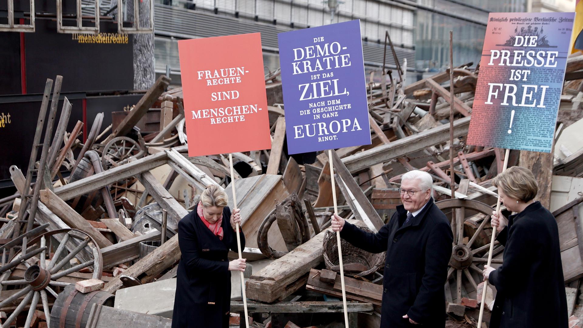 Franziska Giffey (SPD, l-r), Regierende Bürgermeisterin von Berlin, Bundespräsident Frank Walter-Steinmeier und Cornelia Seibeld (CDU), Parlamentspräsidentin im Berliner Abgeordnetenhaus, stehen mit Schildern vor der Installation einer Barrikade am historischen Schauplatz bei Eröffnungsveranstaltung des Berliner Wochenendes für die Demokratie zum 175. Jahrestag der Märzrevolution von 1848. An dies Franziska Giffey (SPD, l-r), Regierende Bürgermeisterin von Berlin, Bundespräsident Frank Walter-Steinmeier und Cornelia Seibeld (CDU), Parlamentspräsidentin im Berliner Abgeordnetenhaus, stehen mit Schildern vor der Installation einer Barrikade am historischen Schauplatz bei Eröffnungsveranstaltung des Berliner Wochenendes für die Demokratie zum 175. Jahrestag der Märzrevolution von 1848. An dies