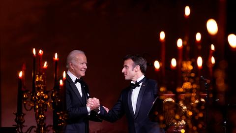 US-Präsident Joe Biden und Frankreichs Staatspräsident Emmanuel Macron schütteln sich bei einem Staatsbanquett die Hände.