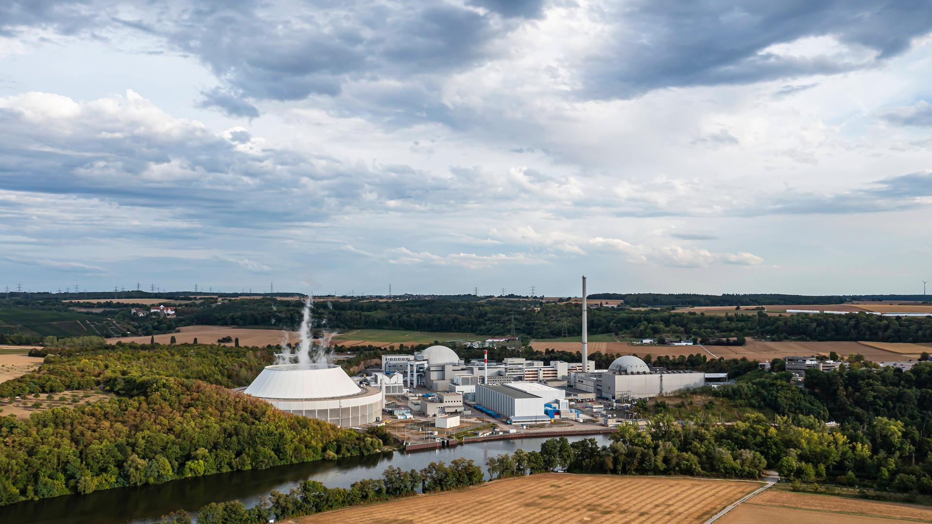 Das Foto zeigt das Atom-Kraft-Werk Neckarwestheim. Es wird am Wochenende abgeschaltet. 
