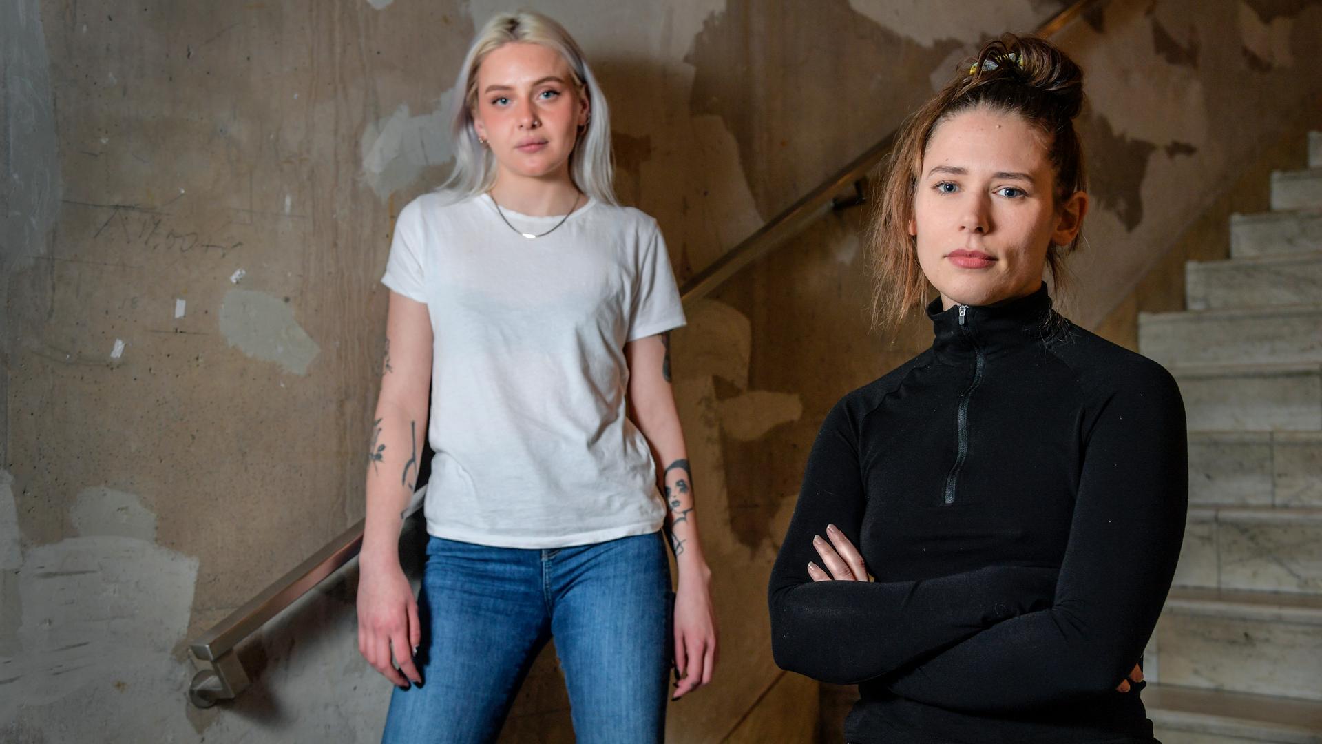 Zwei junge Frauen stehen in einem Hauseingang und blicken herausfordernd in die Kamera. Zwei junge Frauen stehen in einem Hauseingang und blicken herausfordernd in die Kamera.