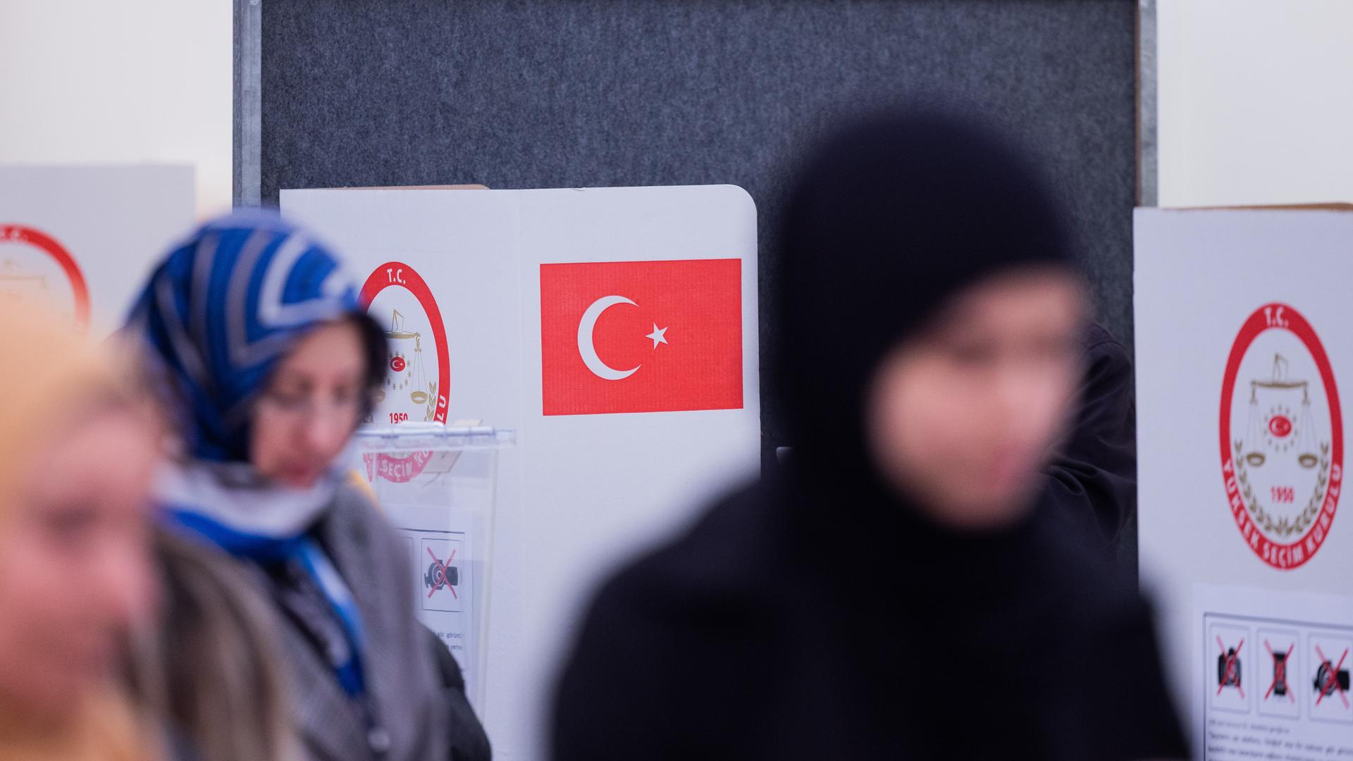 Wählerinnen geben im Türkischen Generalkonsulat ihre Stimme für die Parlaments - und Präsidentenwahl in der Türkei ab.