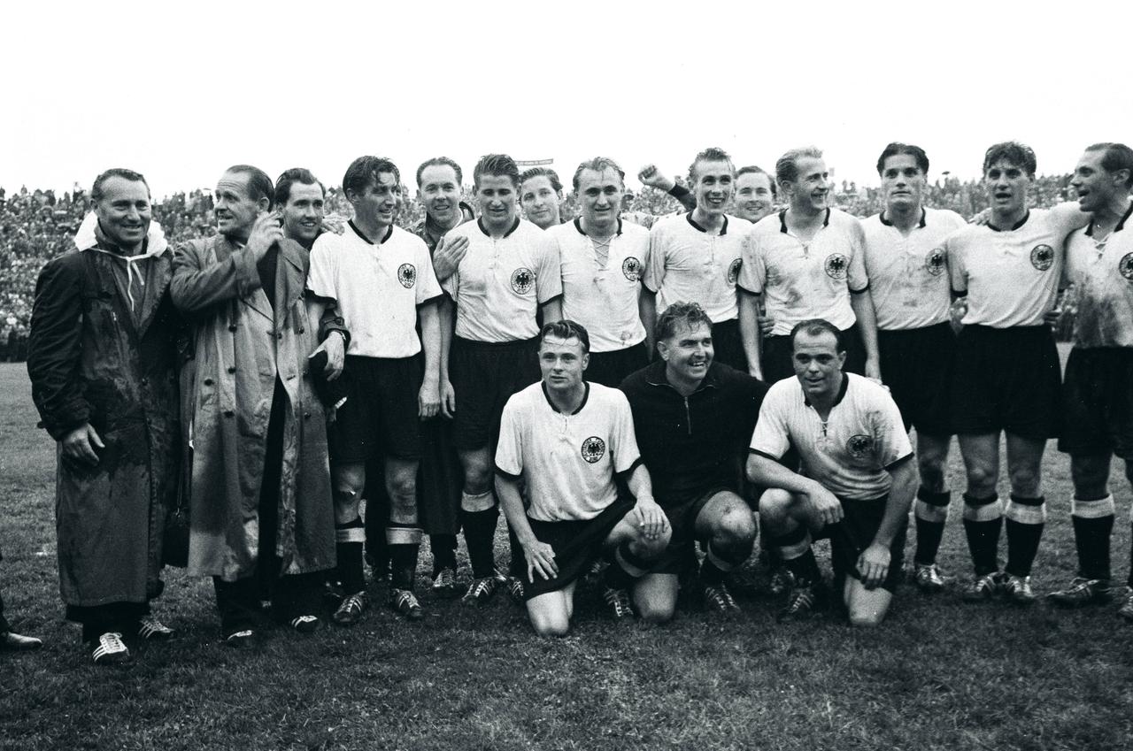 Die deutsche Nationalmannschaft mit Trainer Sepp Herberger (2.v.l.) nach dem WM-Triumph 1954. 