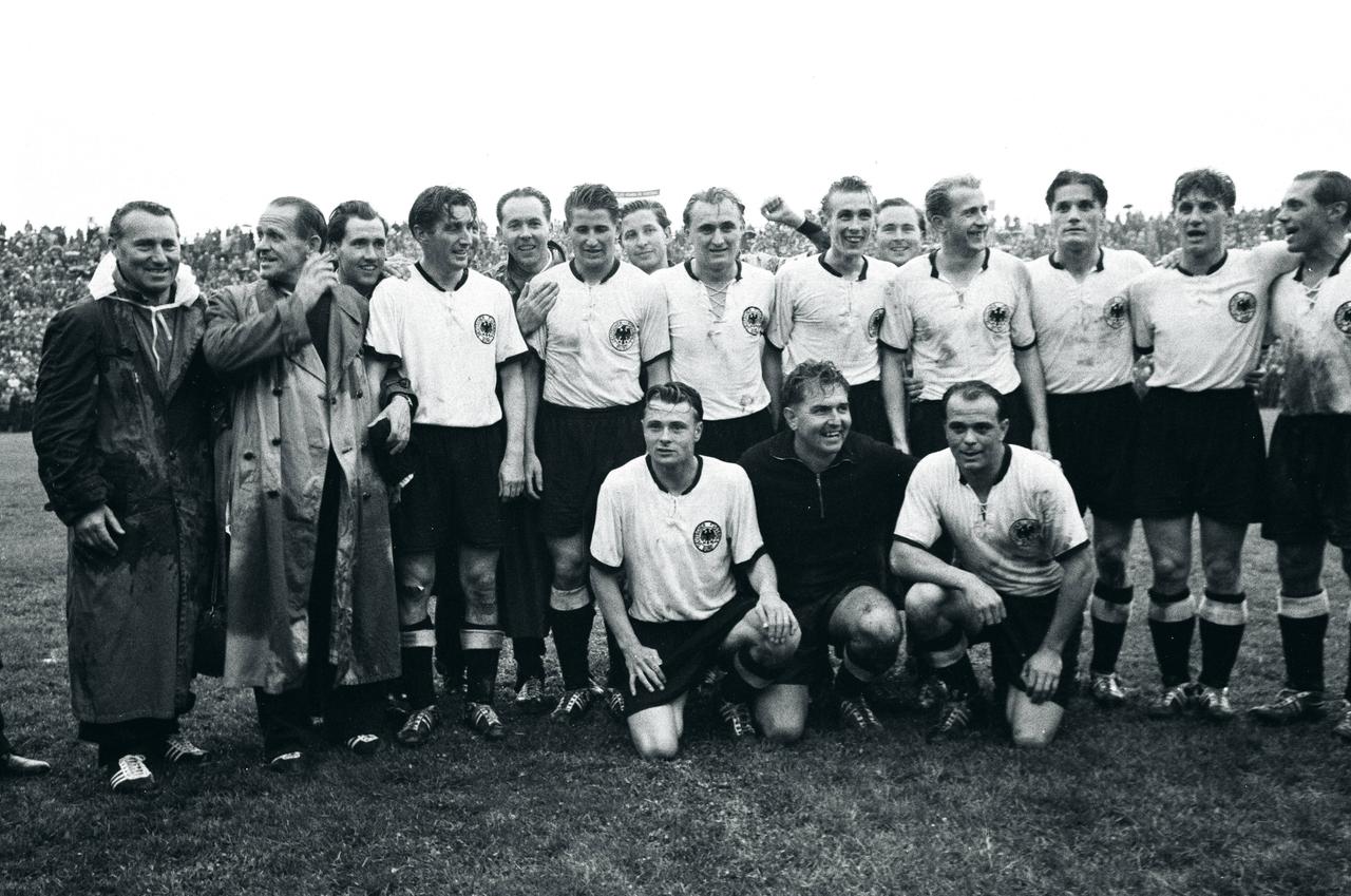 Die deutsche Nationalmannschaft mit Trainer Sepp Herberger (2.v.l.) nach dem WM-Triumph 1954. Die deutsche Nationalmannschaft mit Trainer Sepp Herberger (2.v.l.) nach dem WM-Triumph 1954.