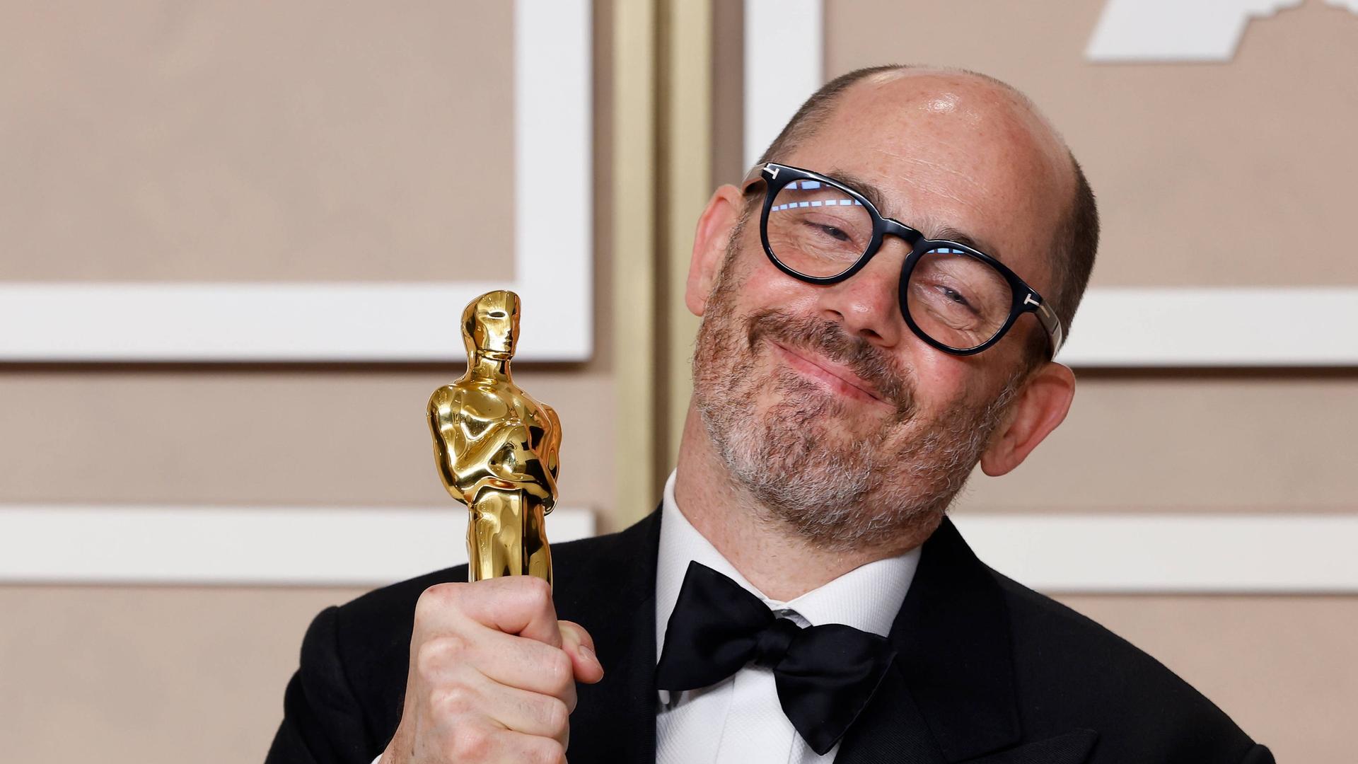 Der Regisseur Edward Berger hält den Oscar bei der Verleihung in Hollywood in der Hand. Der Regisseur Edward Berger hält den Oscar bei der Verleihung in Hollywood in der Hand.