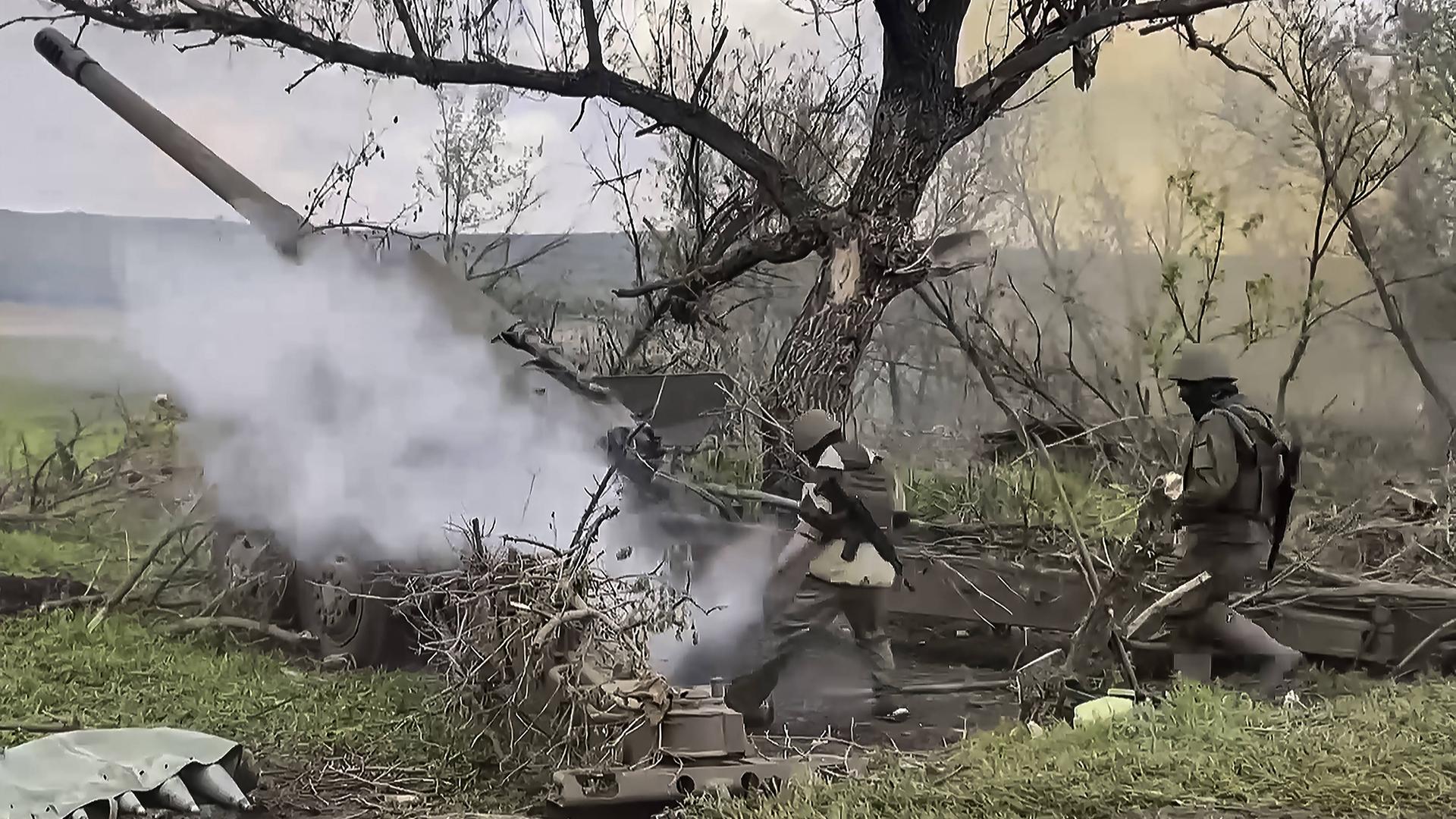 Russische Soldaten beim Abfeuern einer Hyacinth-B-Haubitze in der Nähe der ukrainischen Stadt Bachmut. Russische Soldaten beim Abfeuern einer Hyacinth-B-Haubitze in der Nähe der ukrainischen Stadt Bachmut.