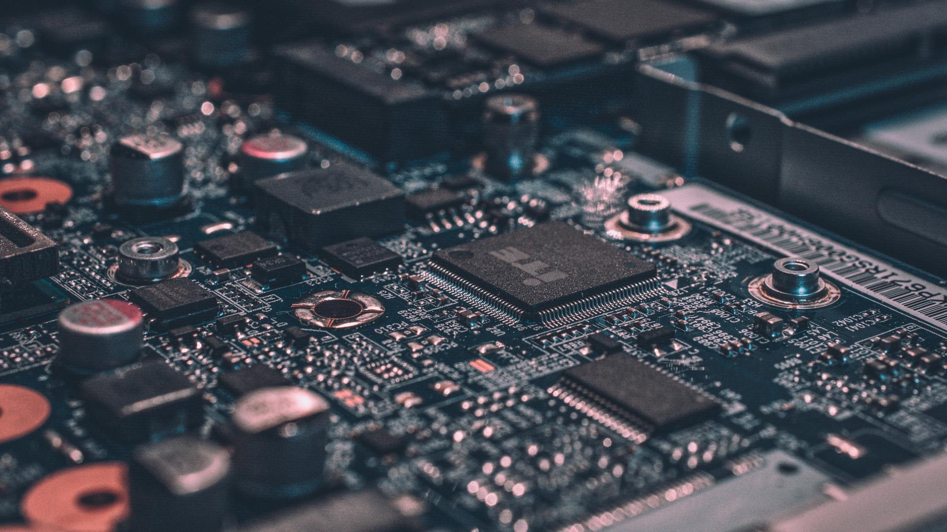 Ein Chip von einem technischen Gerät Ein Chip von einem technischen Gerät