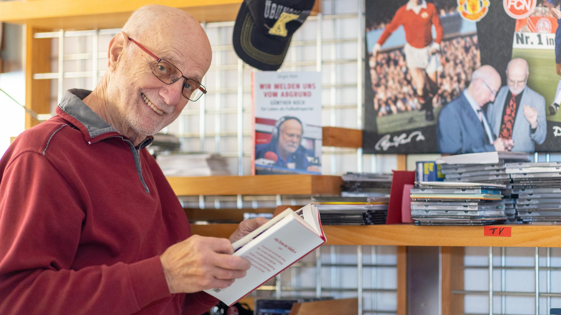 RadiolegendeGünther Koch steht im Büro in seinem Haus und lächelt in die Kamera. RadiolegendeGünther Koch steht im Büro in seinem Haus und lächelt in die Kamera.