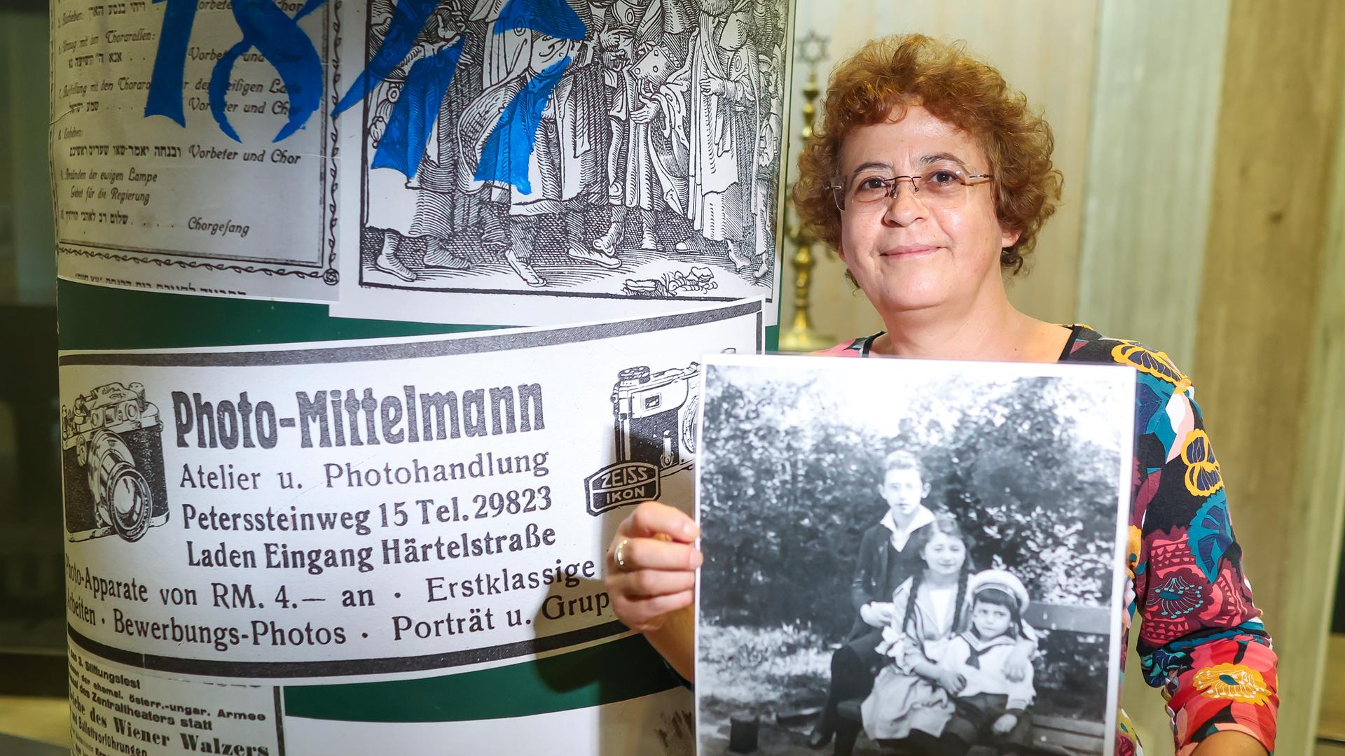 Nadia Vergne mit einem Schwarz-weiß-Foto ihrer Familie in der Hand.
