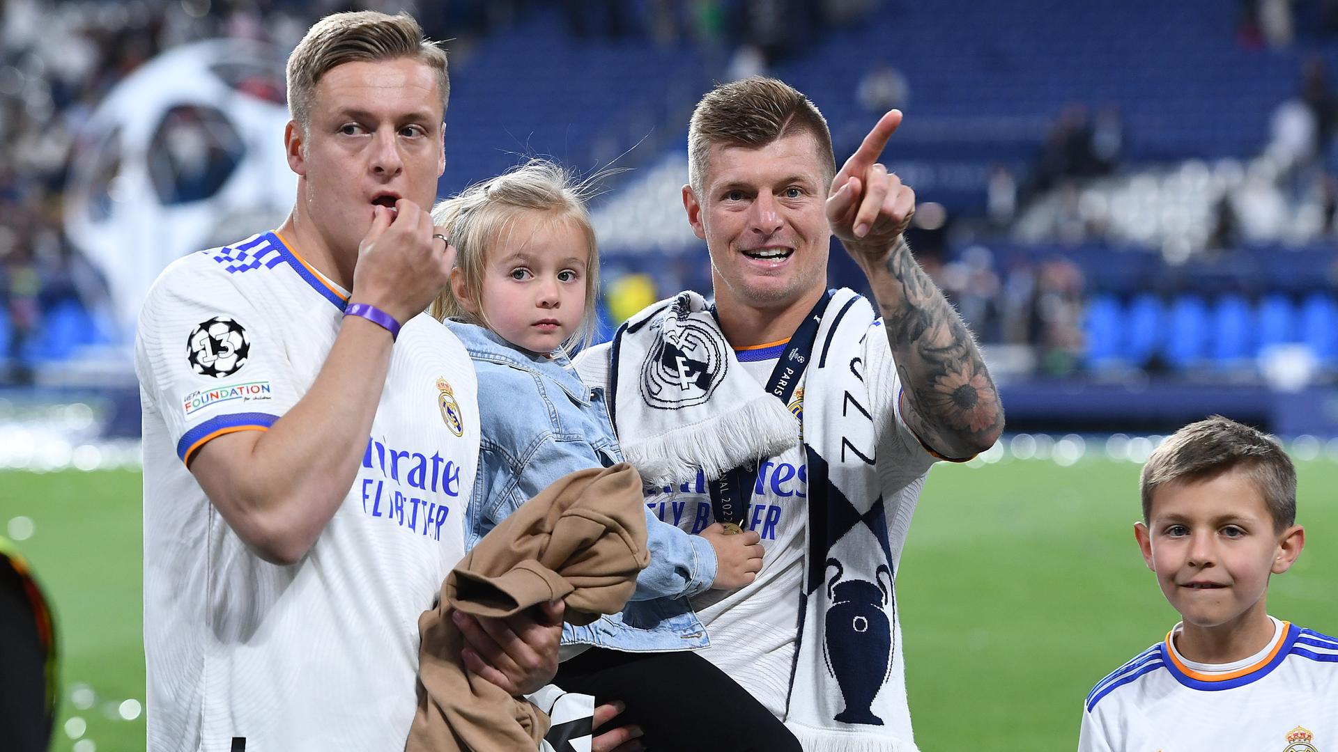 Fußball Champions League Finale FC Liverpool - Real Madrid am 28.05.2022 im Stade de France in Saint-Denis. Felix Kroos, links, und Toni Kroos, rechts. Fußball Champions League Finale FC Liverpool - Real Madrid am 28.05.2022 im Stade de France in Saint-Denis. Felix Kroos, links, und Toni Kroos, rechts.