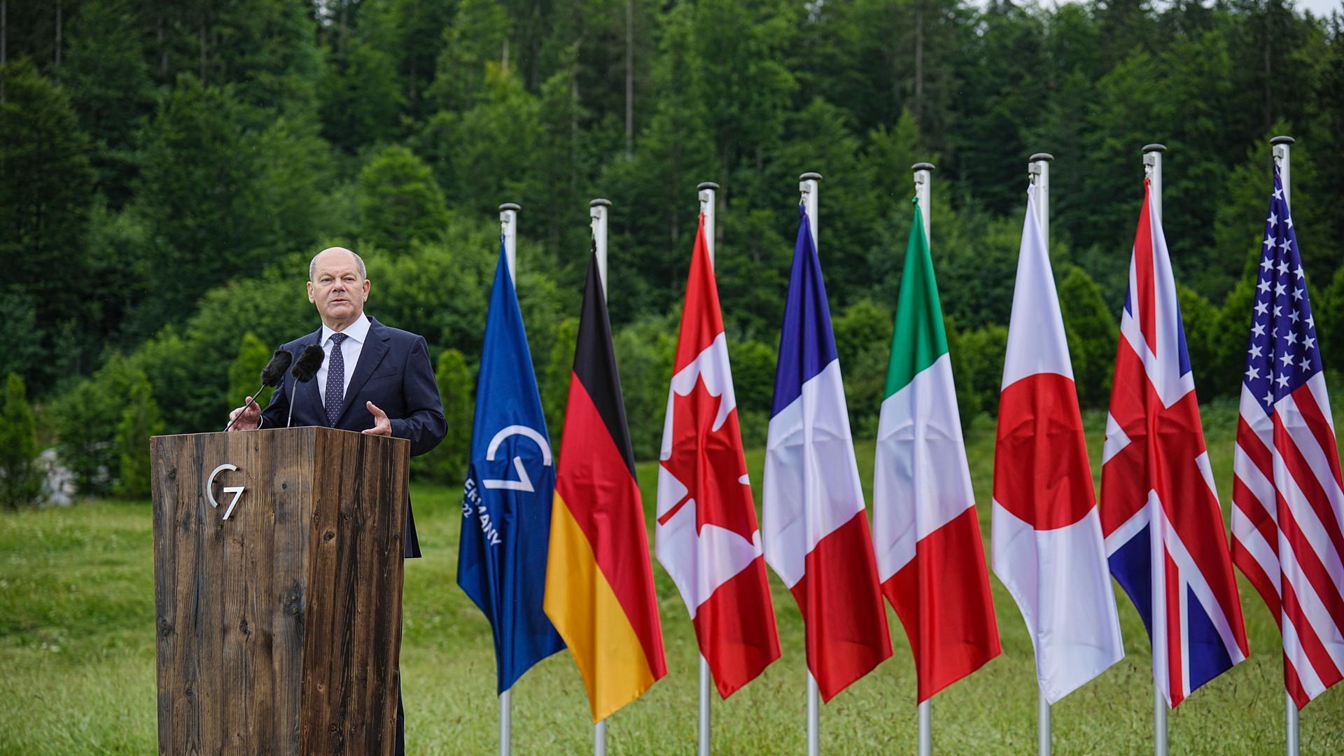 Bundeskanzler Olaf Scholz (SPD) spricht während einer Pressekonferenz zum Abschluss des G-7-Gipfels auf Schloss Elmau.