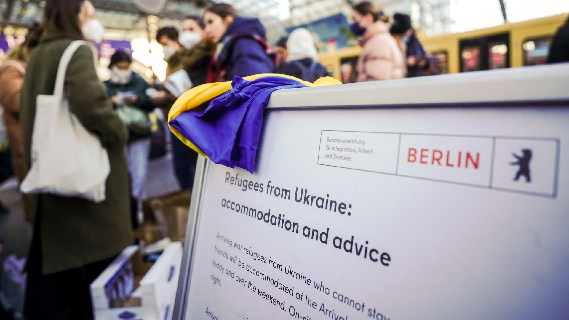 Geflüchtete aus der Ukraine werden nach ihrer Ankunft am Berliner Hauptbahnhof von Helfern empfangen.