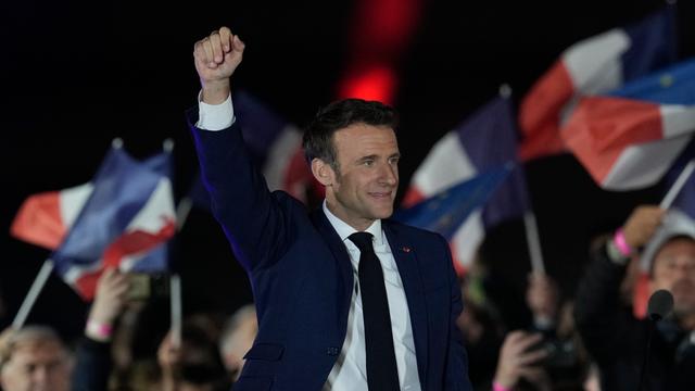 Der französische Präsident Emmanuel Macron feiert seine Wiederwahl vor Menschen, die ihn unterstützen.