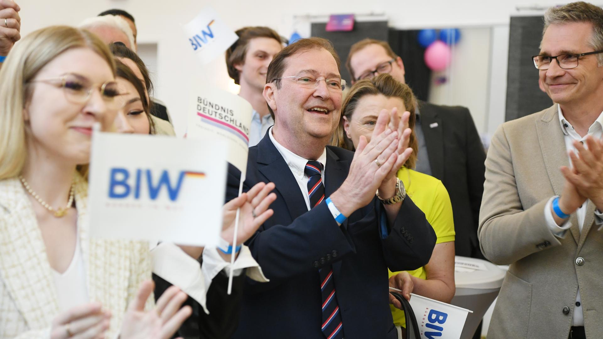 Die Partei "Bürger in Wut" feiert ihren Wahlerfolg in Bremen. Die Partei "Bürger in Wut" feiert ihren Wahlerfolg in Bremen.