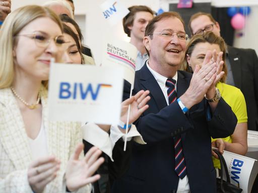 Die Partei "Bürger in Wut" feiert ihren Wahlerfolg in Bremen.