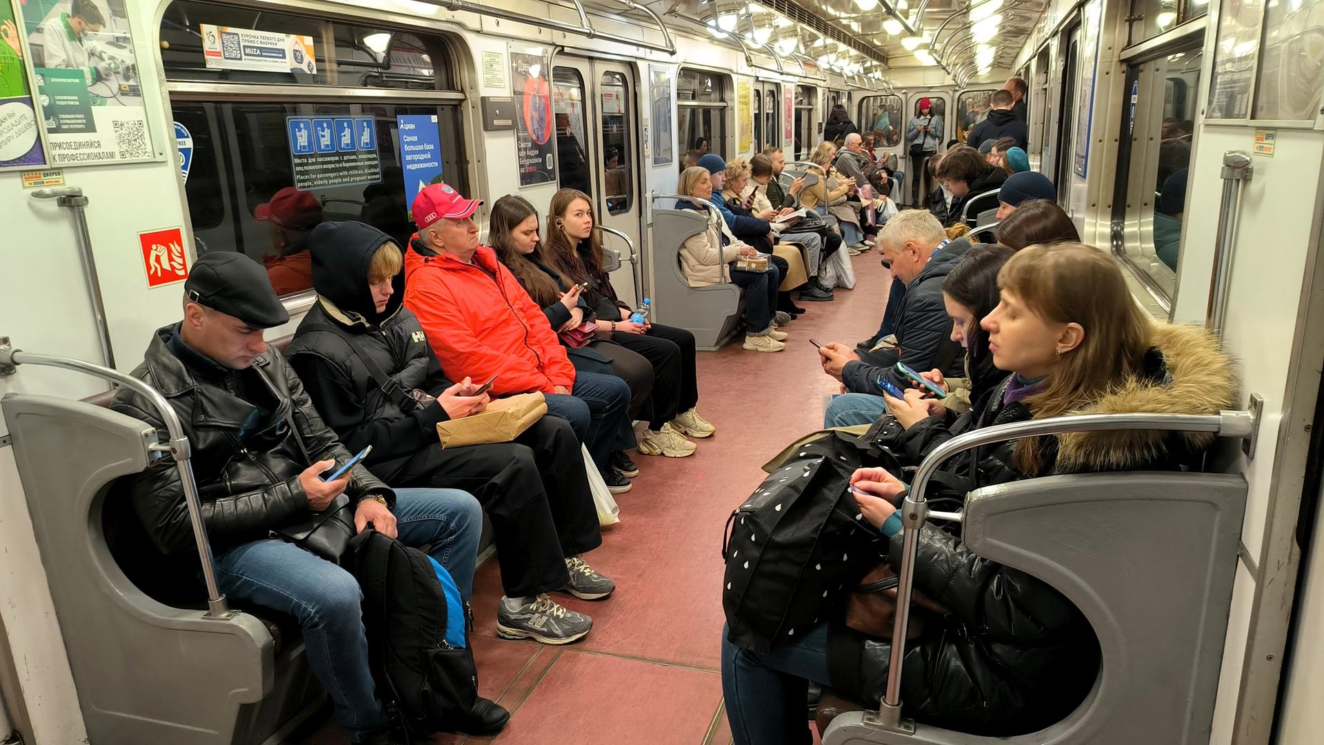 Fahrgäste in einem Abteil der St. Petersburger U-Bahn. Fahrgäste in einem Abteil der St. Petersburger U-Bahn.