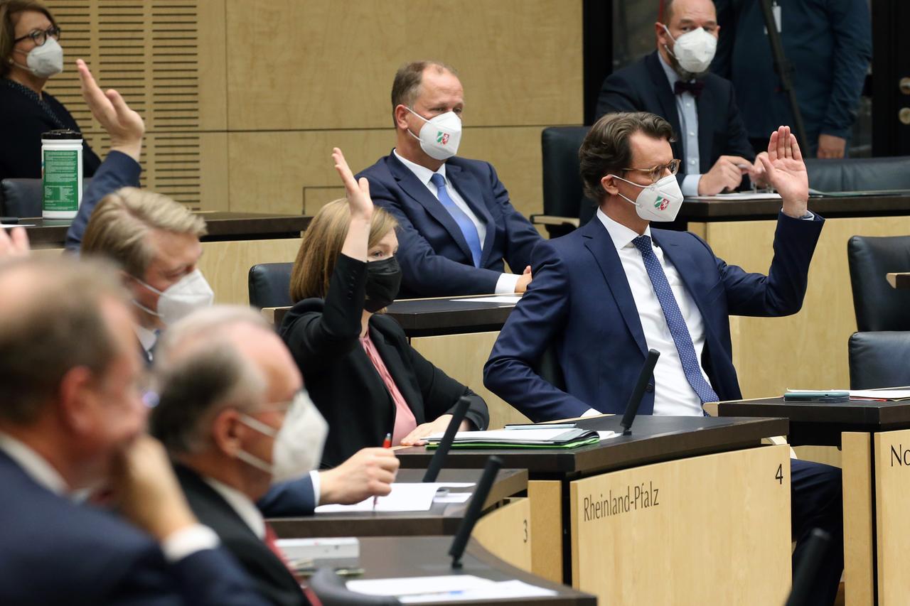 Hendrik Wüst (r, CDU), Ministerpräsident von Nordrhein-Westfalen, stimmt während der Sondersitzung des Bundesrates zu Ãnderungen am Bundesinfektionsschutzgesetz ab. Hendrik Wüst (r, CDU), Ministerpräsident von Nordrhein-Westfalen, stimmt während der Sondersitzung des Bundesrates zu Ãnderungen am Bundesinfektionsschutzgesetz ab.