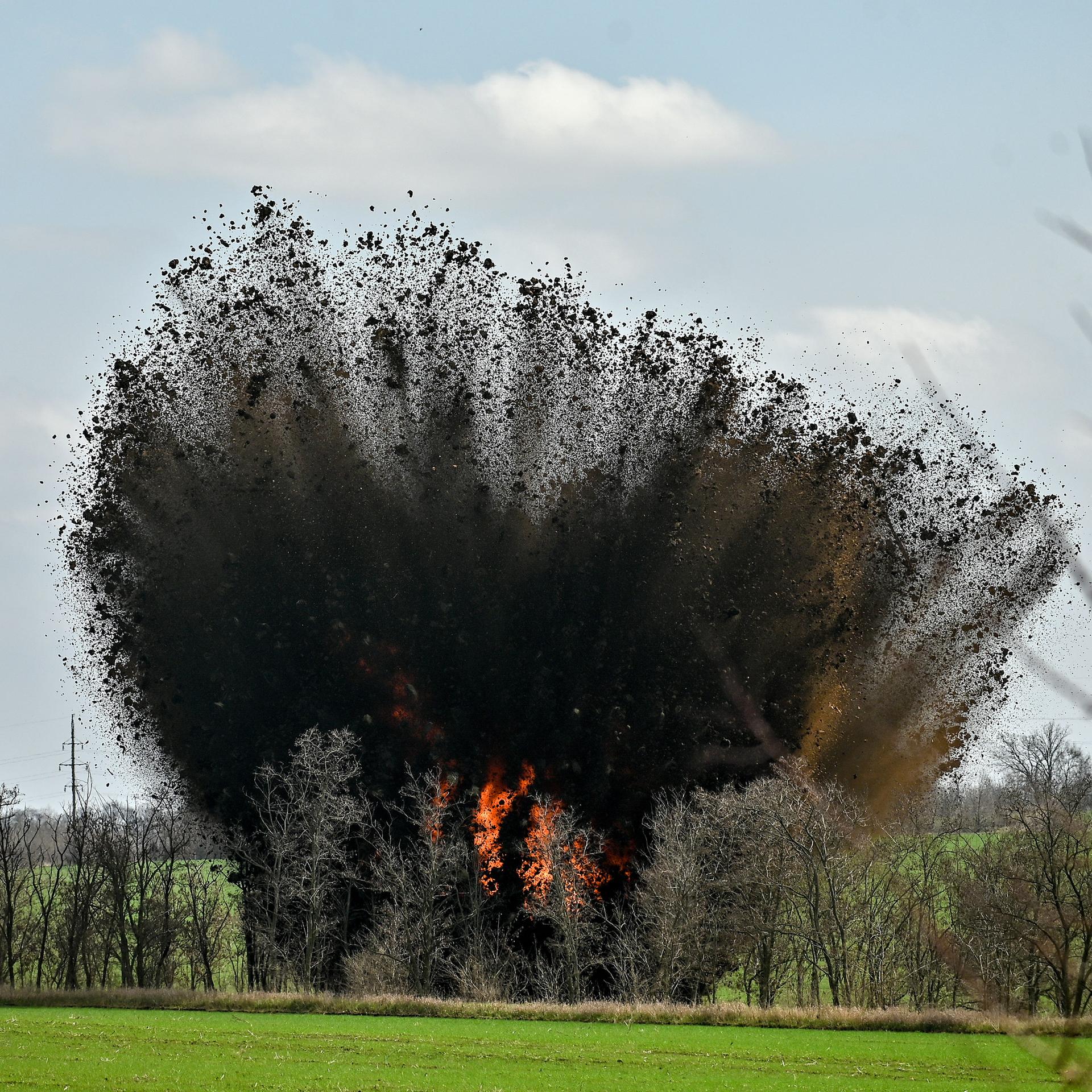 Die kontrollierte Explosion einer Landmine in Orichiw im Südosten der Ukraine, 4. April 2023.